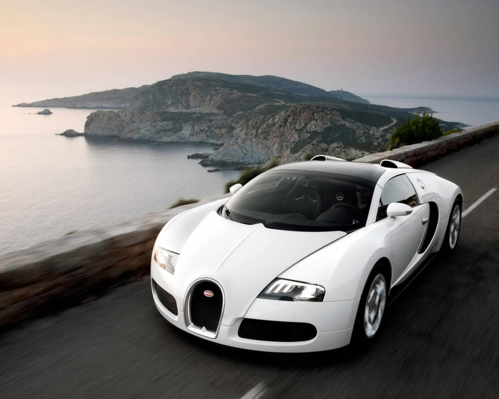 Bugatti Blanca en Carretera Costera — Bugatti Fondos de pantalla