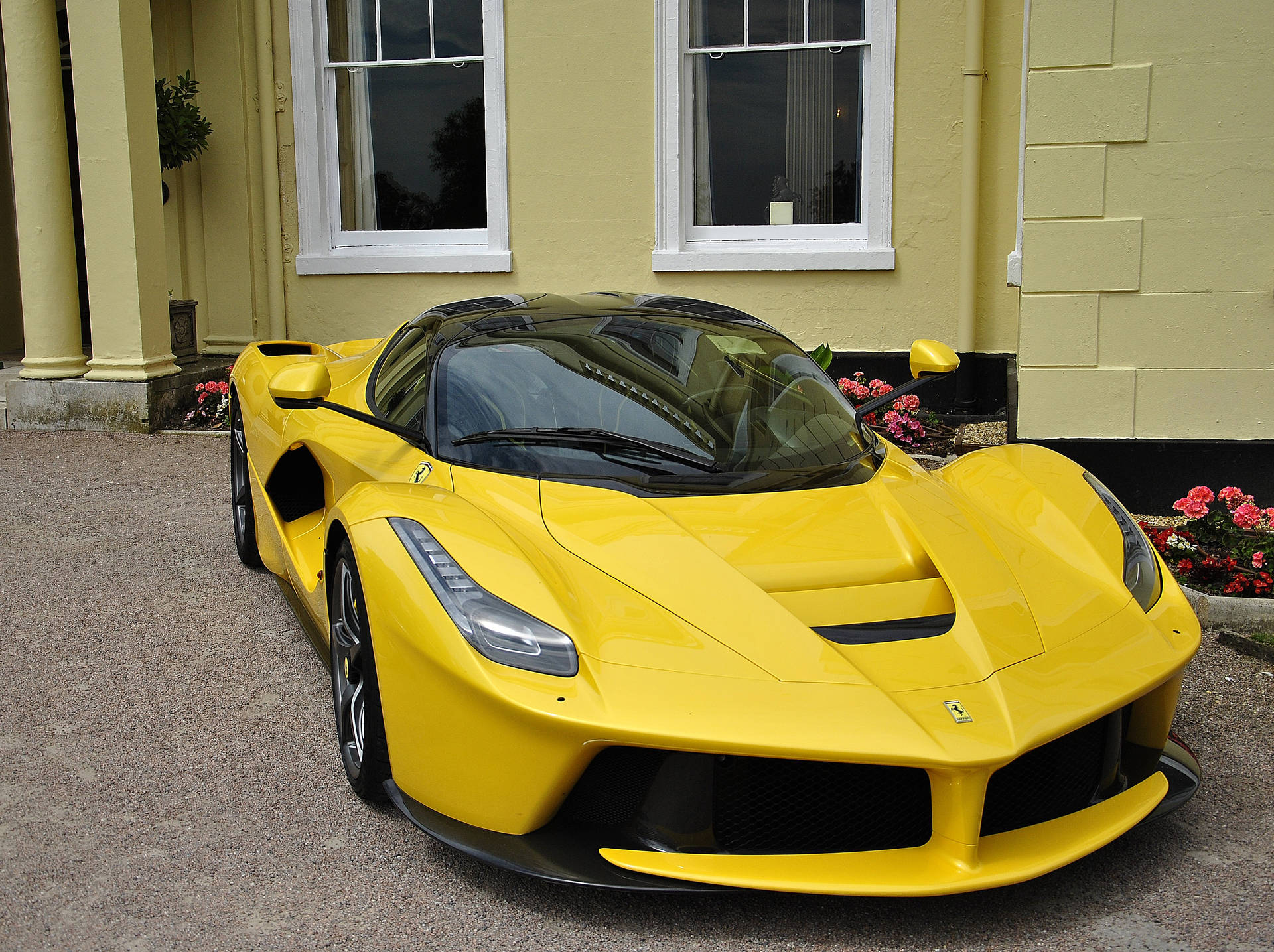 Fondo de pantalla de un superdeportivo LaFerrari amarillo estacionado.