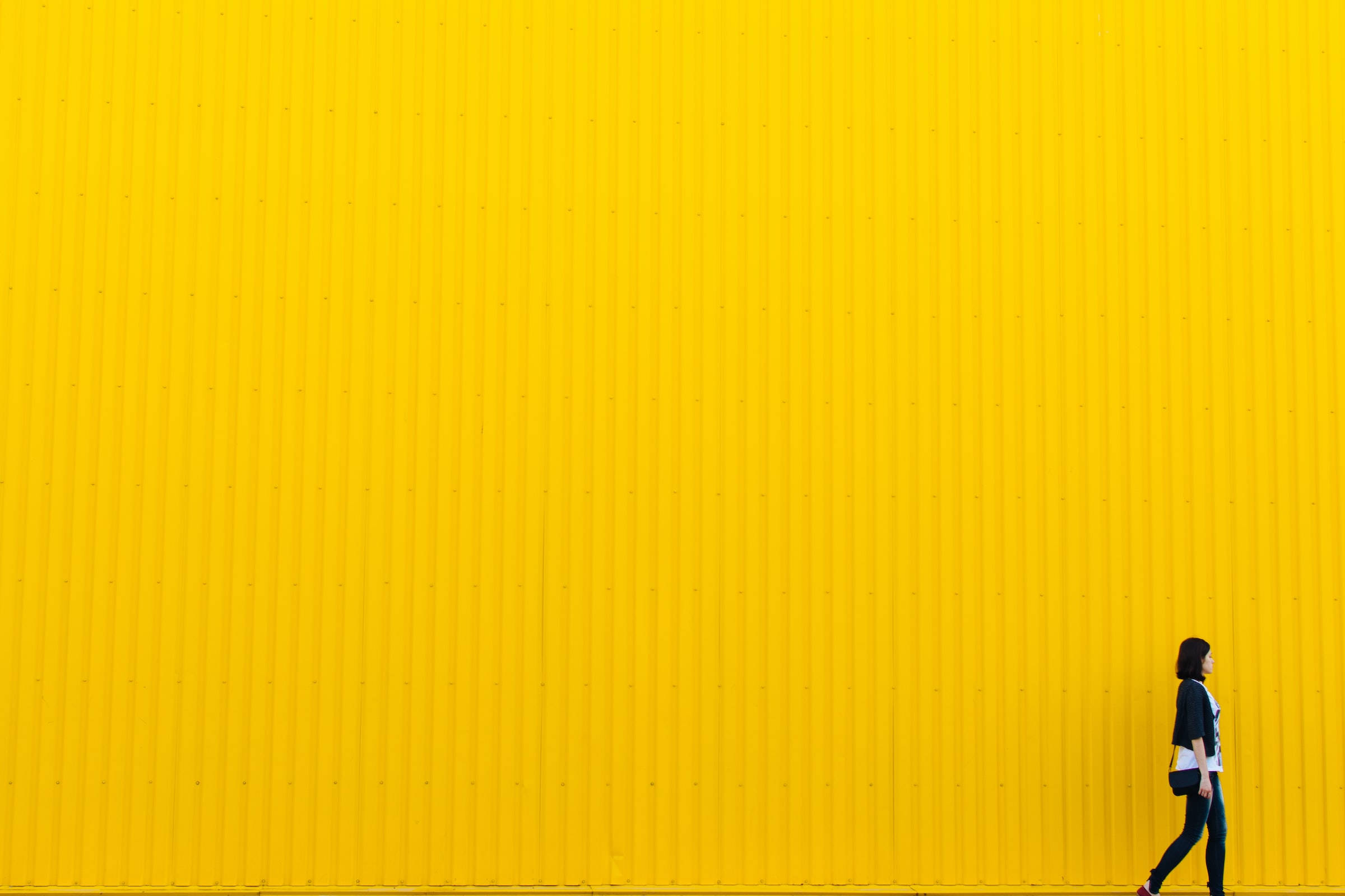 Abrazando la Audacia - Chica Frente a Pared Amarilla Fondos de pantalla