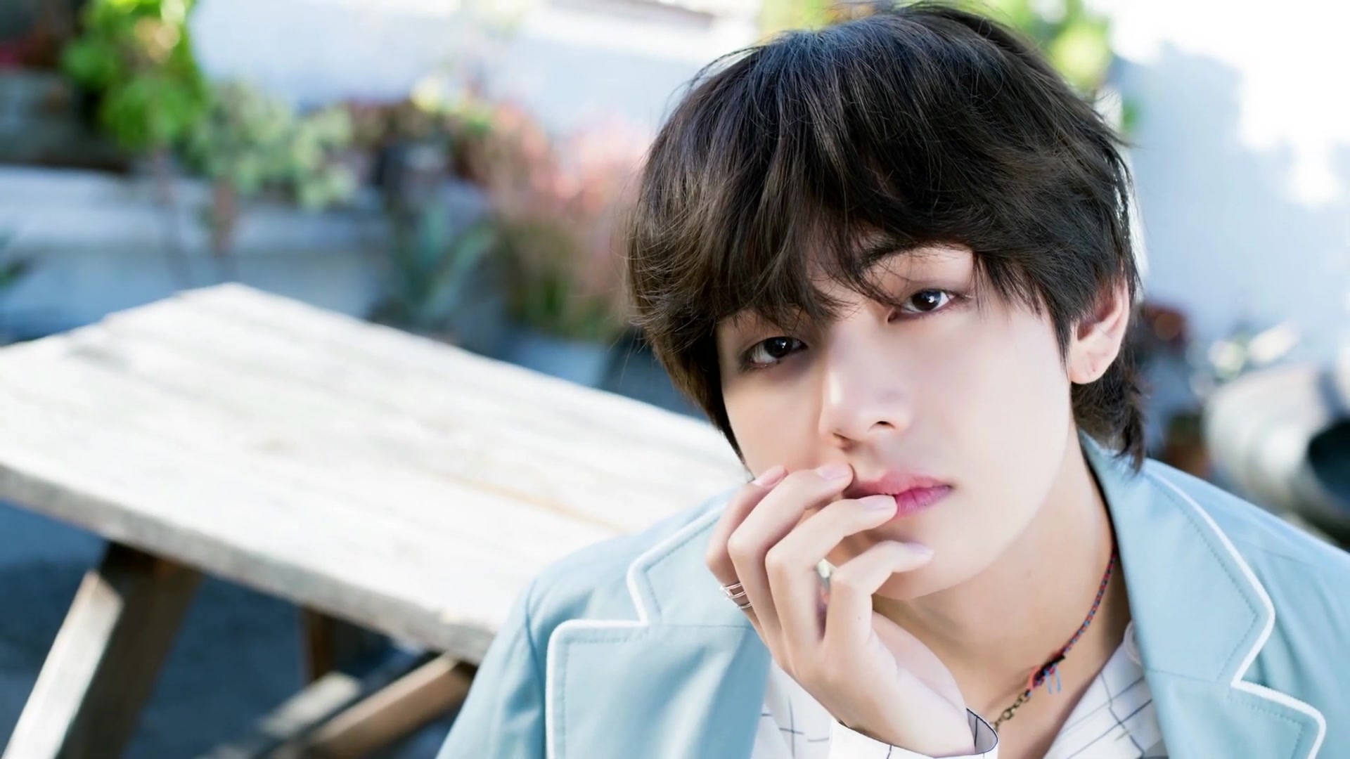 Abrigo azul claro de BTS V Fondos de pantalla
