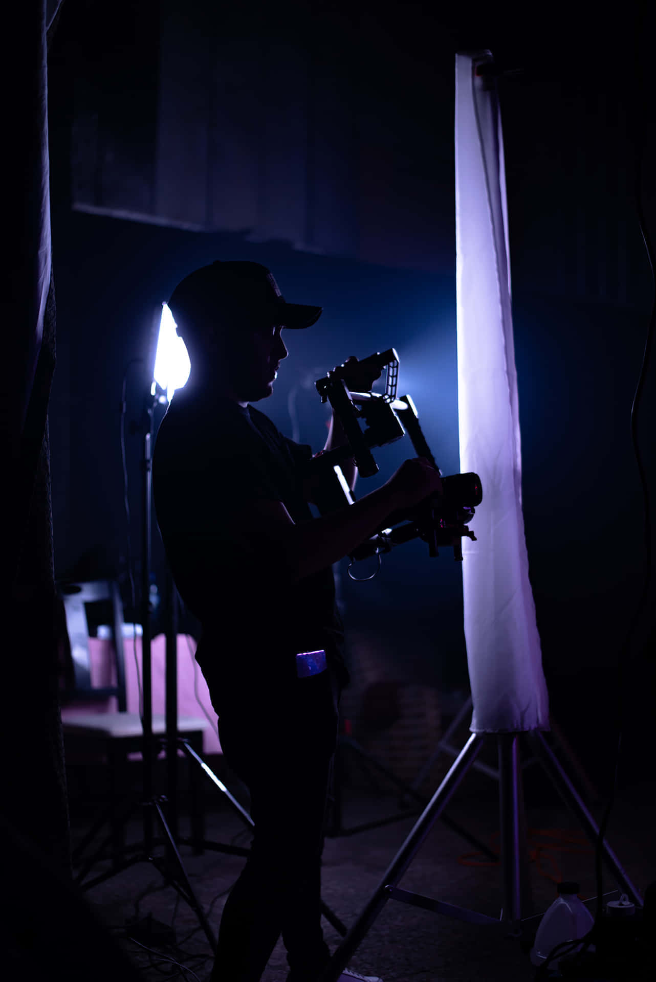 Actriz en personaje sobre el escenario bajo reflectores Fondos de pantalla