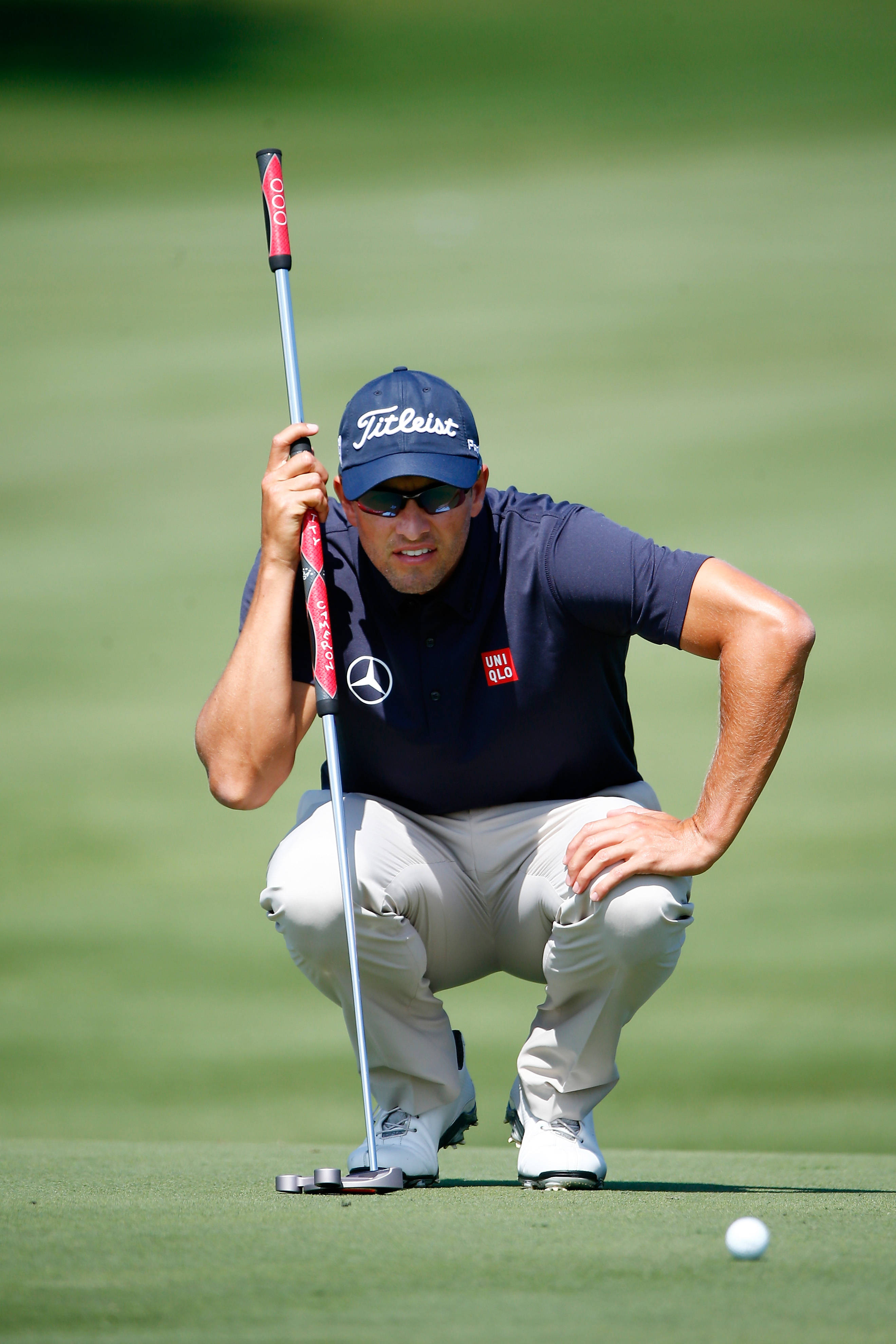Adam Scott Evaluando la Línea de Golf Fondos de pantalla