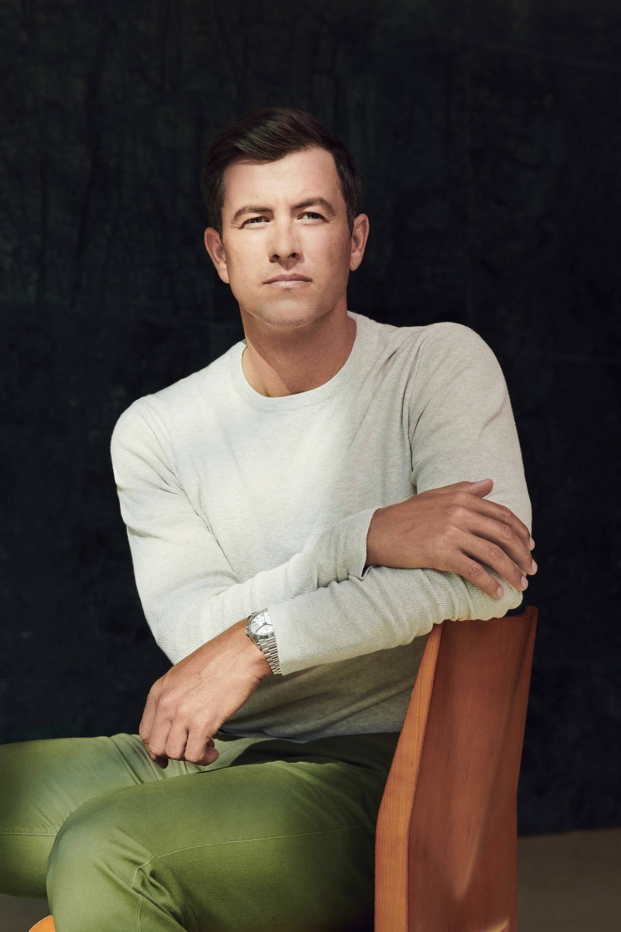 Adam Scott sentado en una silla Fondos de pantalla