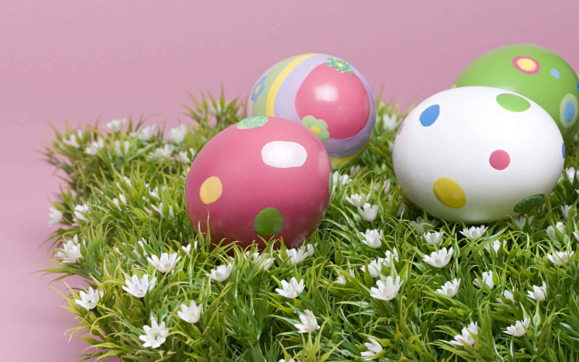 Adorable Conejito de Pascua Rodeado de Huevos Coloridos Fondos de pantalla