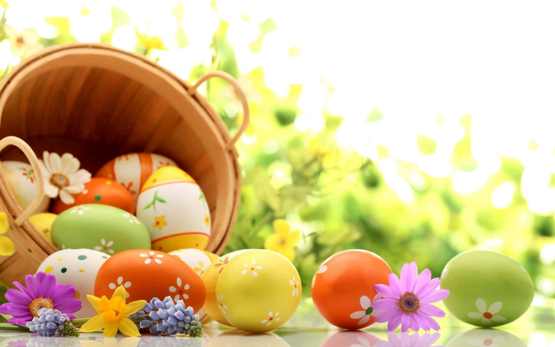 Adorable Conejito de Pascua Rodeado de Huevos de Colores en un Fondo Primaveral Vibrante Fondos de pantalla
