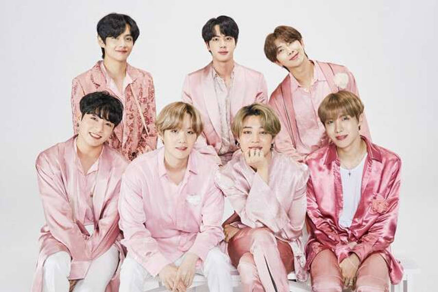 Adorable grupo BTS vistiendo trajes de seda rosa Fondos de pantalla