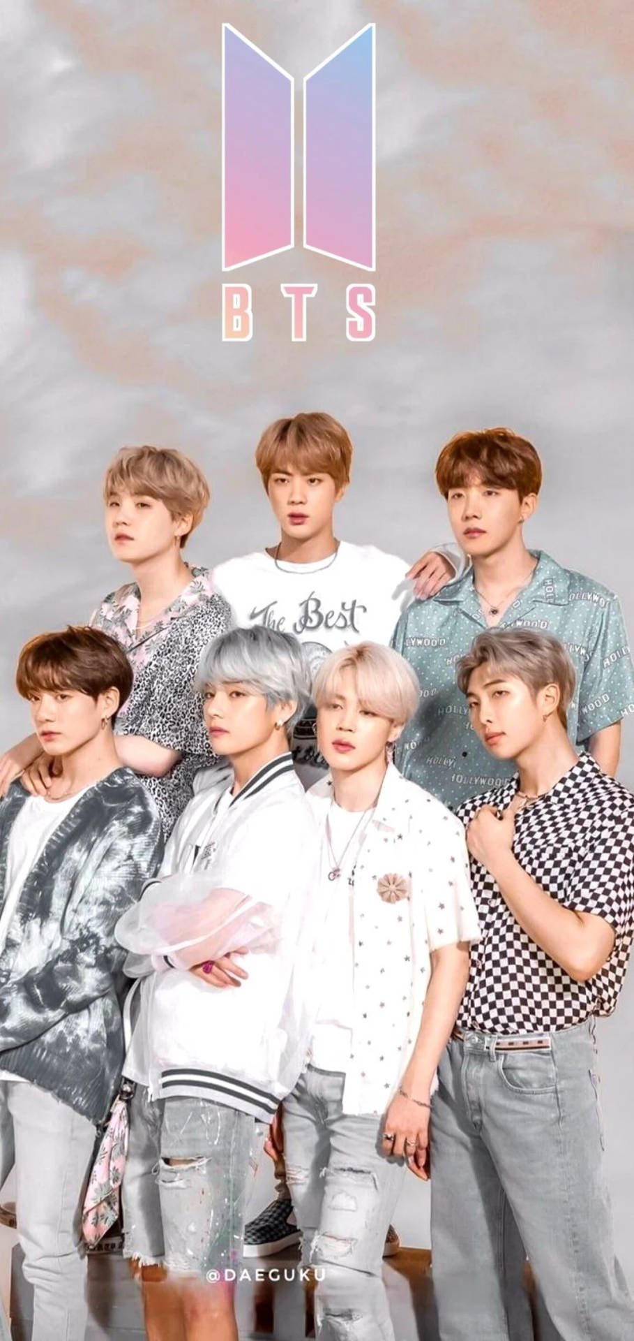 Adorable grupo de BTS posando bajo el logo de BTS