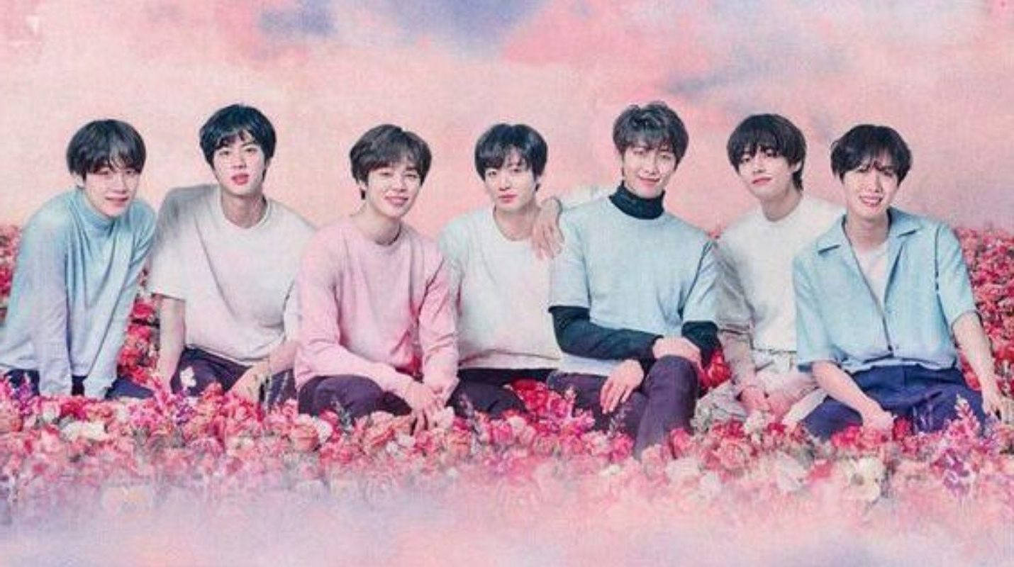 Adorable grupo de BTS en un campo de flores rosas Fondos de pantalla