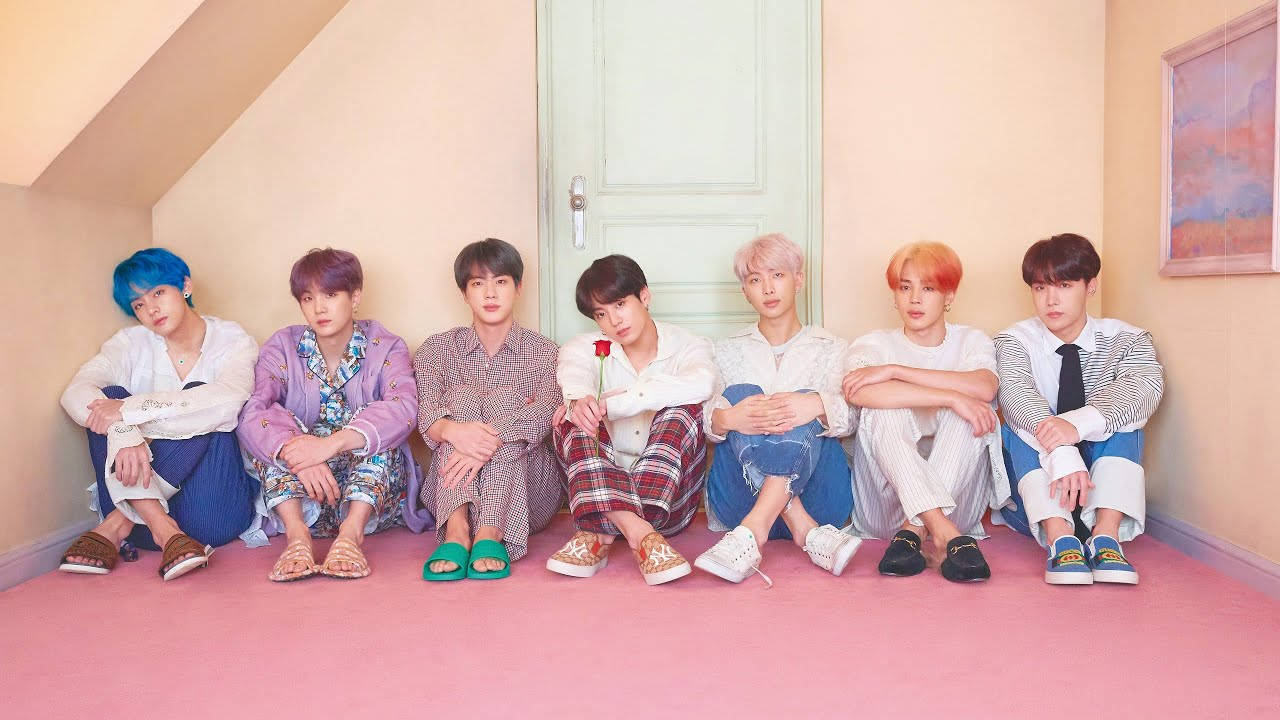 Adorable grupo de BTS sentado juntos en el ático Fondos de pantalla