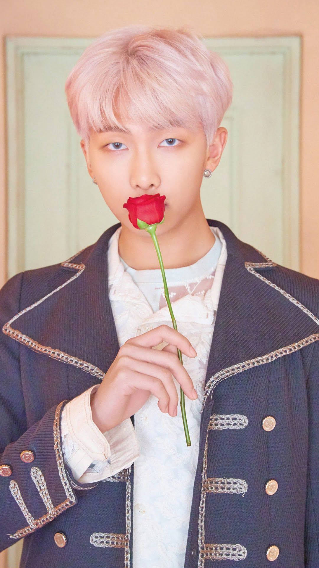 Adorable RM de BTS con una rosa Fondos de pantalla