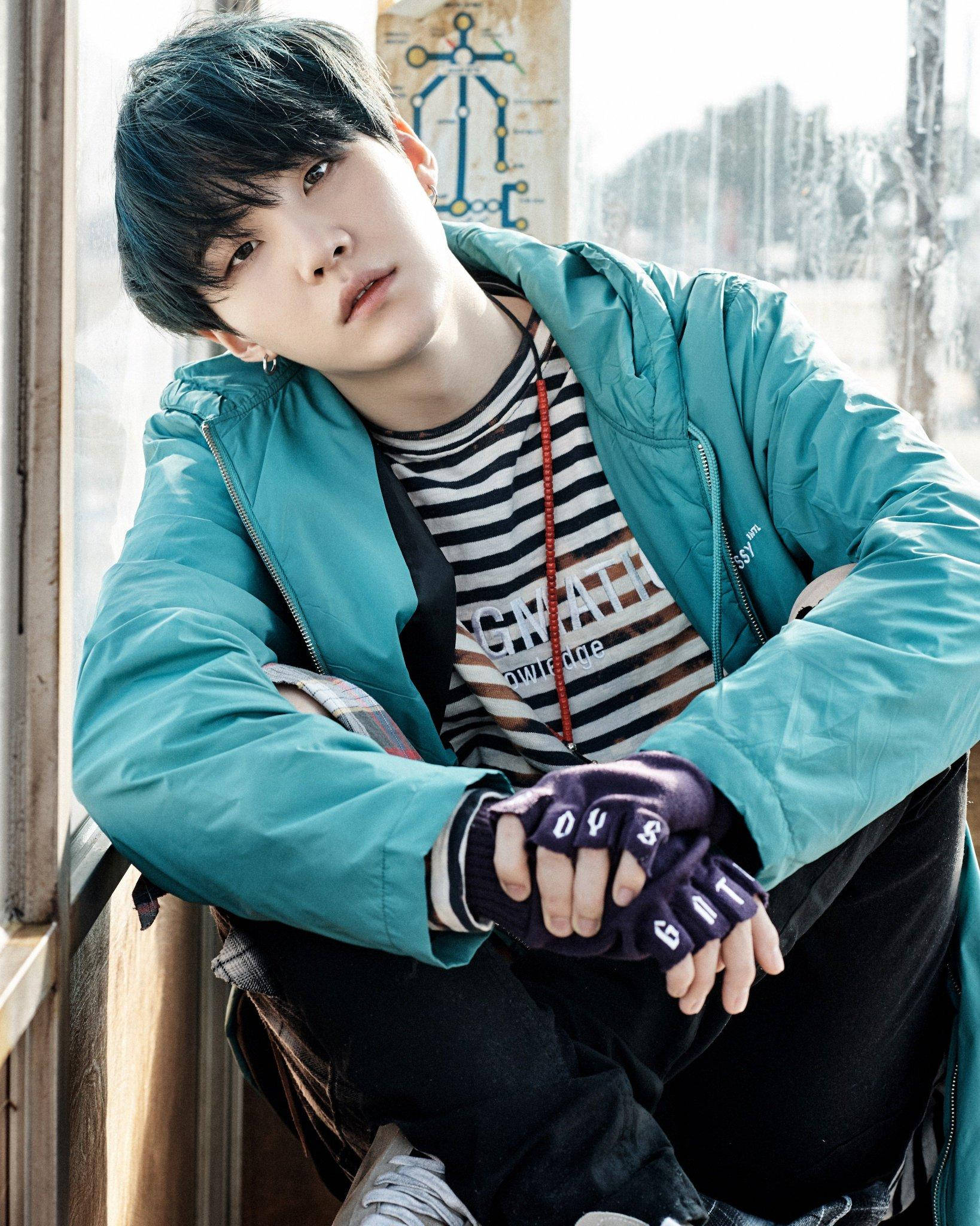 Adorable Suga de BTS en Azul Fondos de pantalla