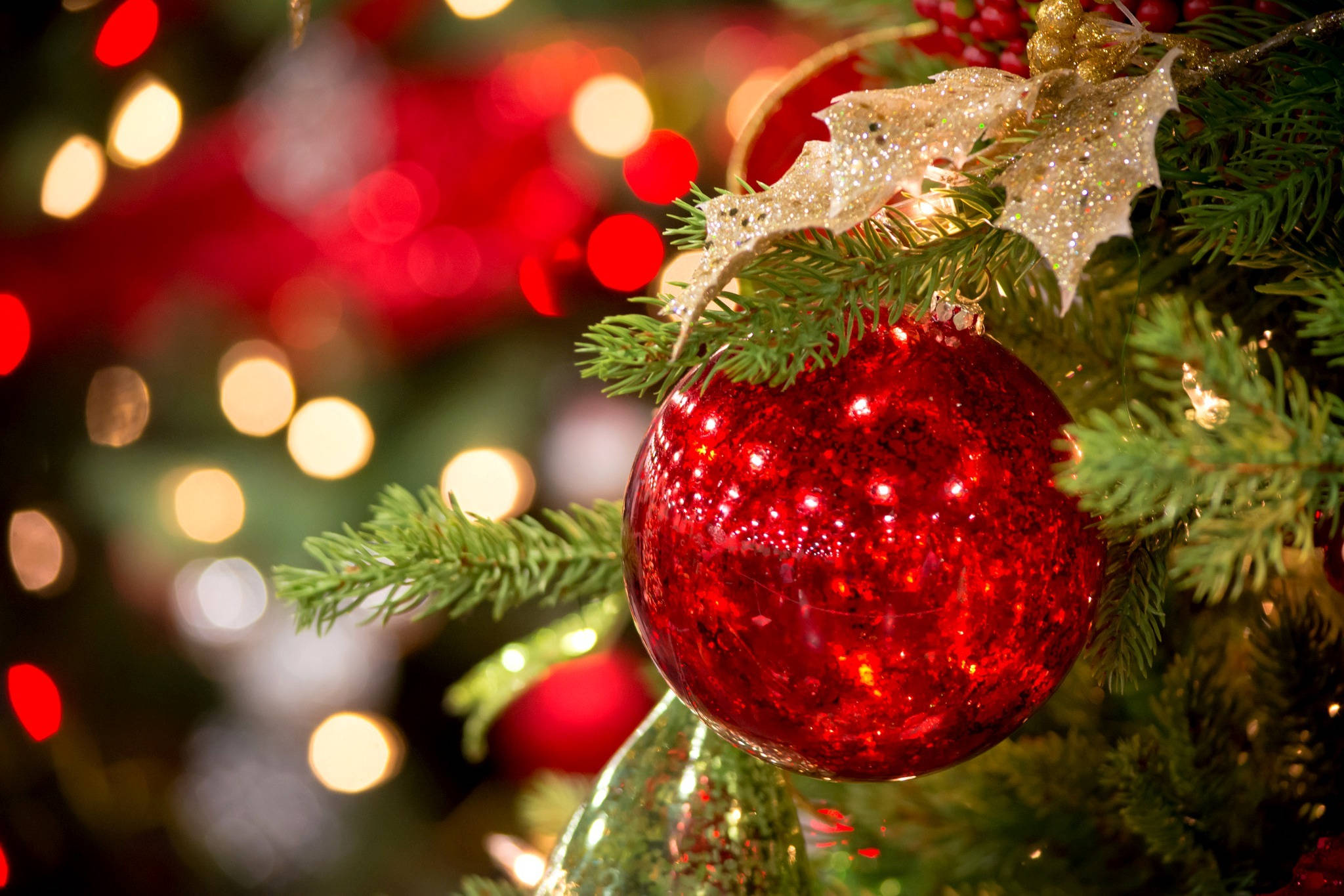 Adorno rojo de árbol de Navidad Fondos de pantalla