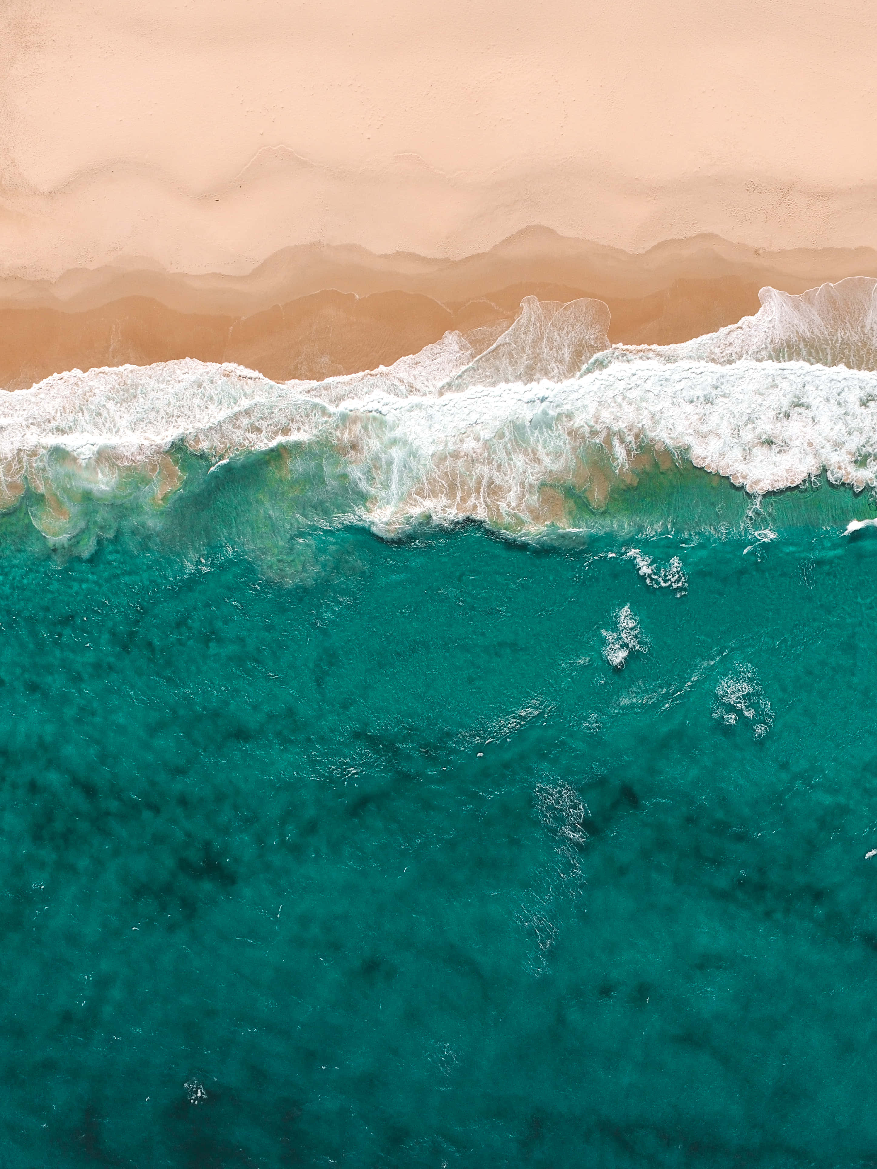 Agua azul tranquila del océano y cielo al frente Fondos de pantalla