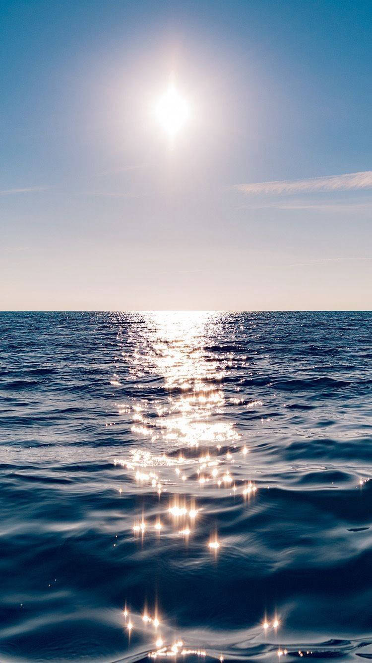 Fondo de pantalla de agua de océano brillante y estética para iPhone