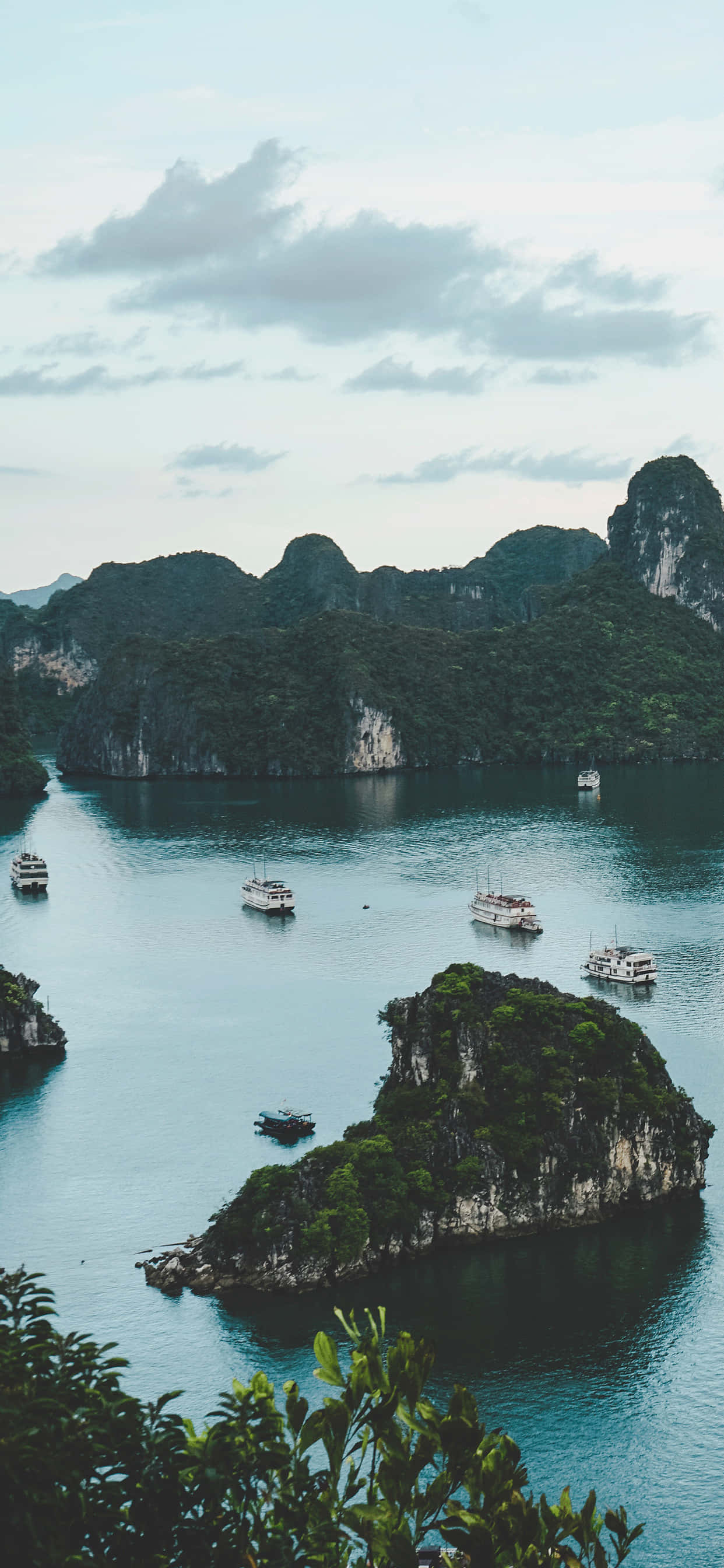 Agua Esmeralda de la Bahía de Halong en Vietnam Fondos de pantalla