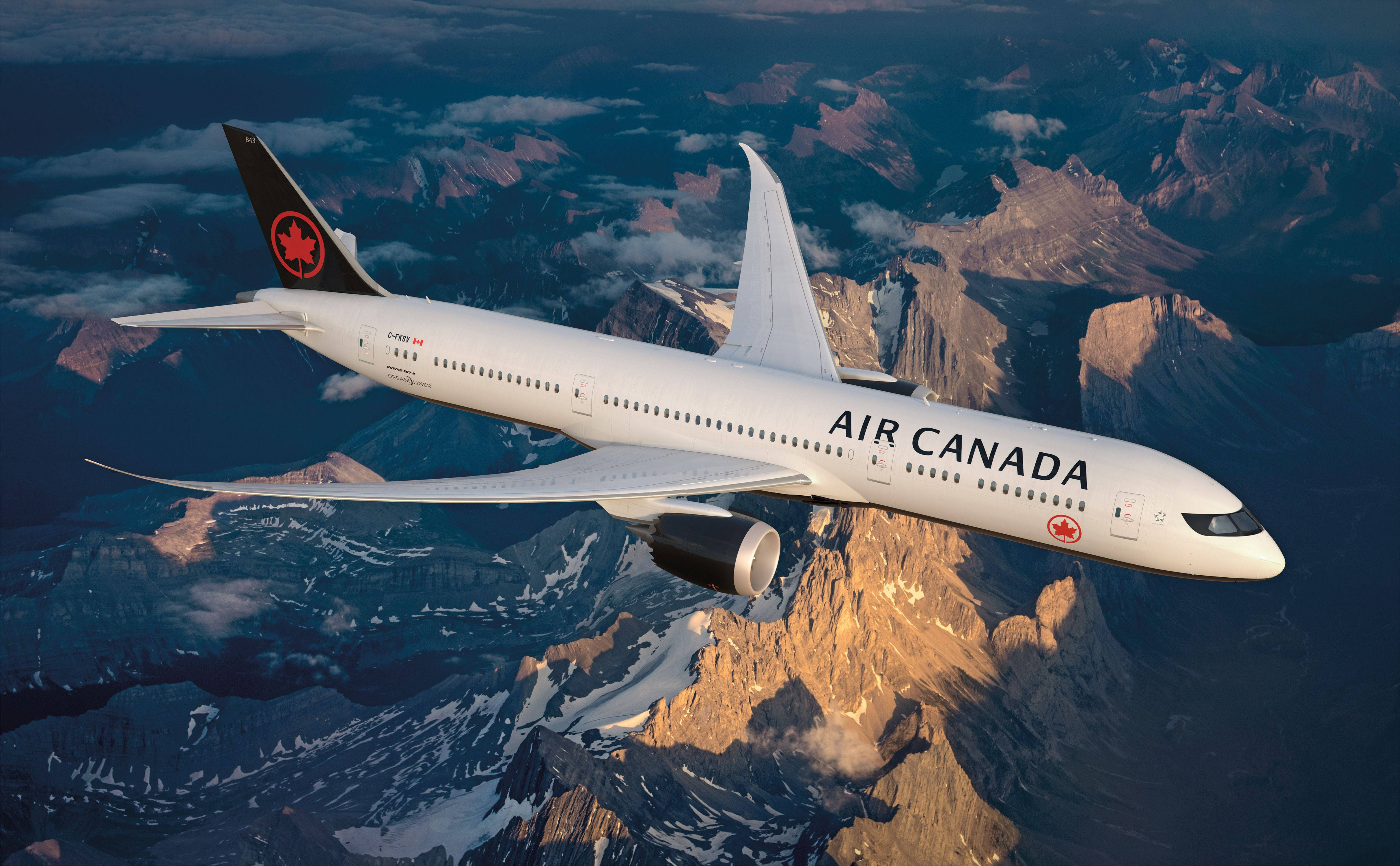 Air Canada sobre las montañas Fondos de pantalla