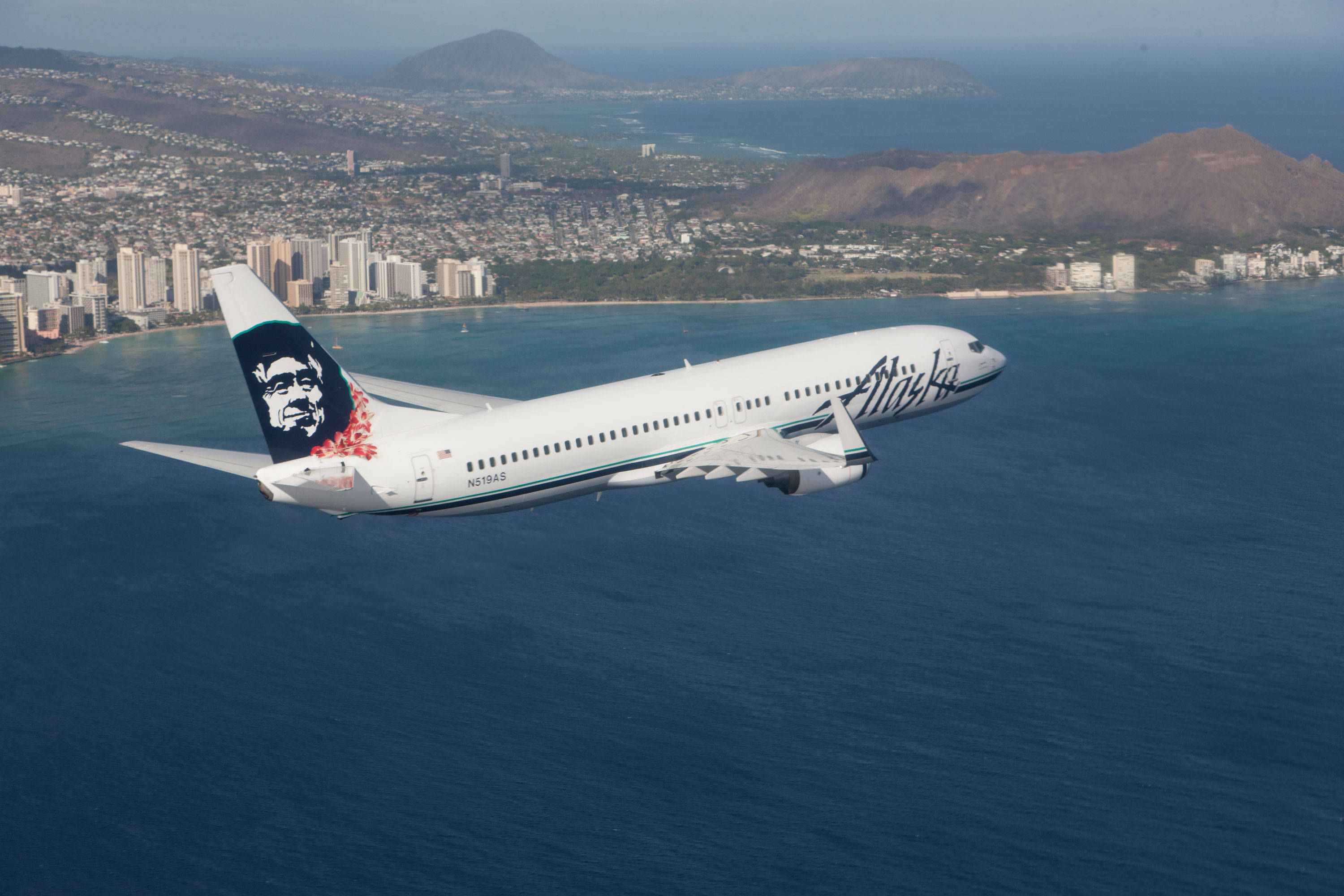 Alaska Airlines volando sobre el océano Fondos de pantalla