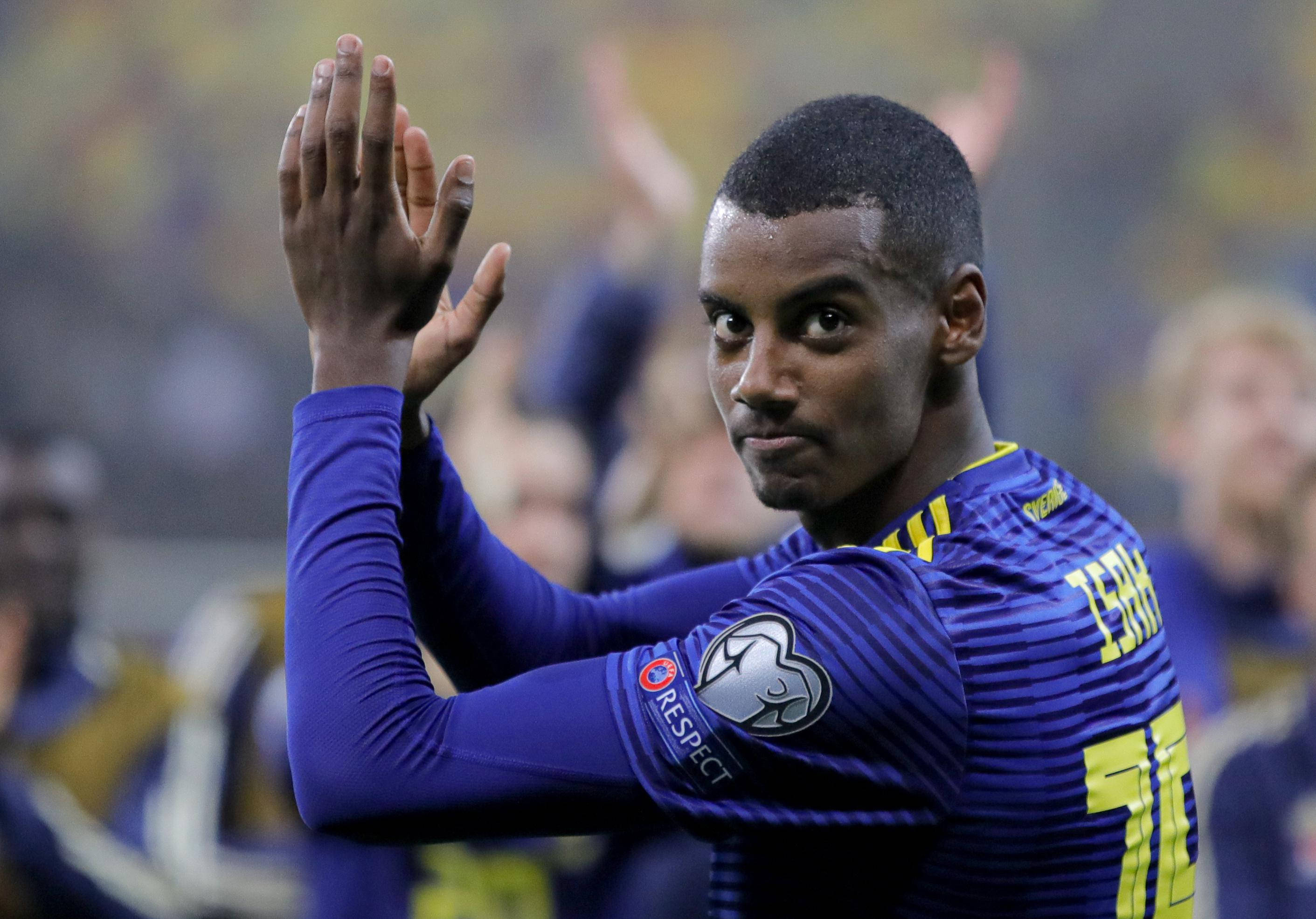 Alexander Isak aplaudiendo en primer plano Fondos de pantalla