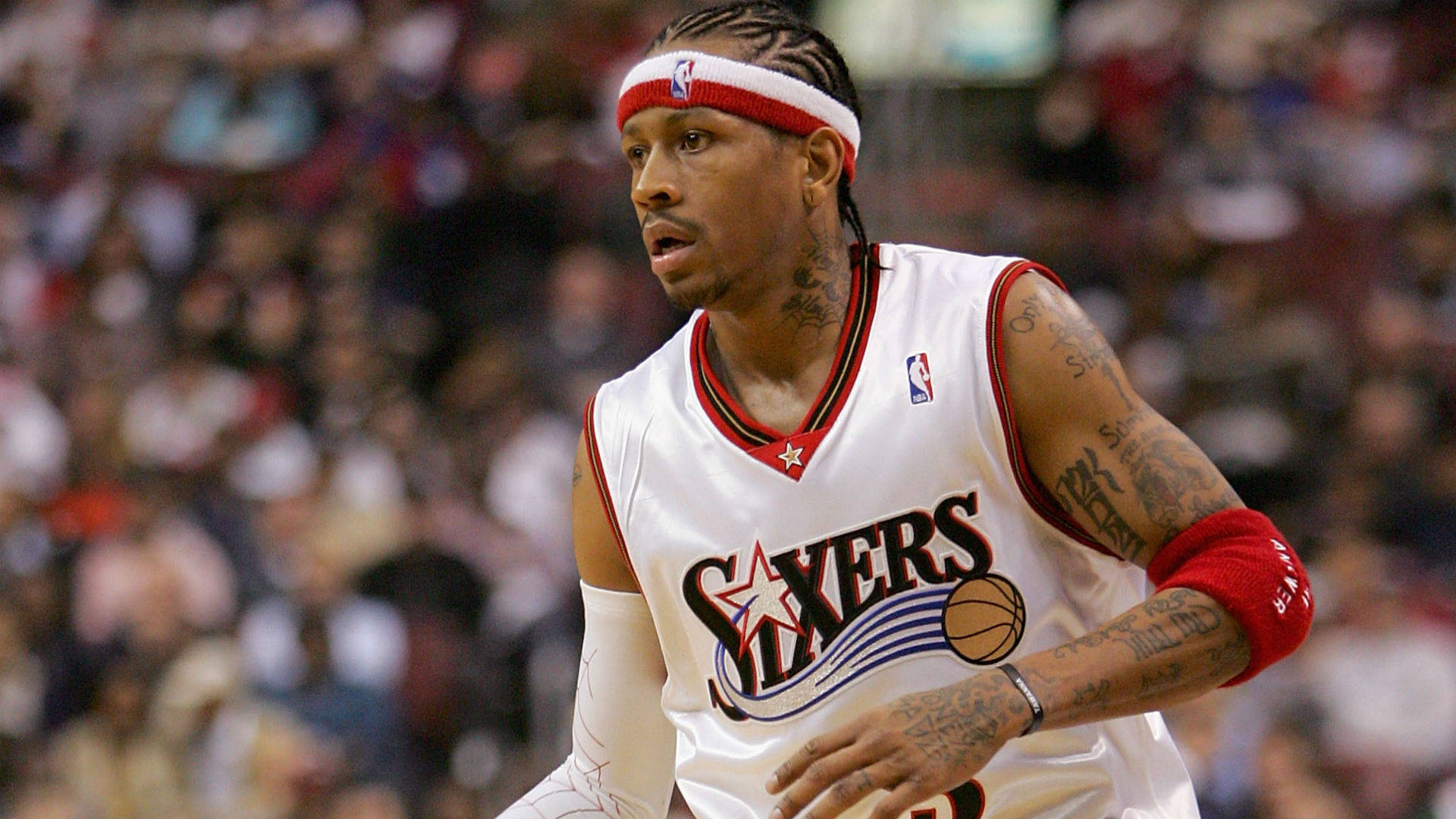 Allen Iverson con fondo de multitud borroso