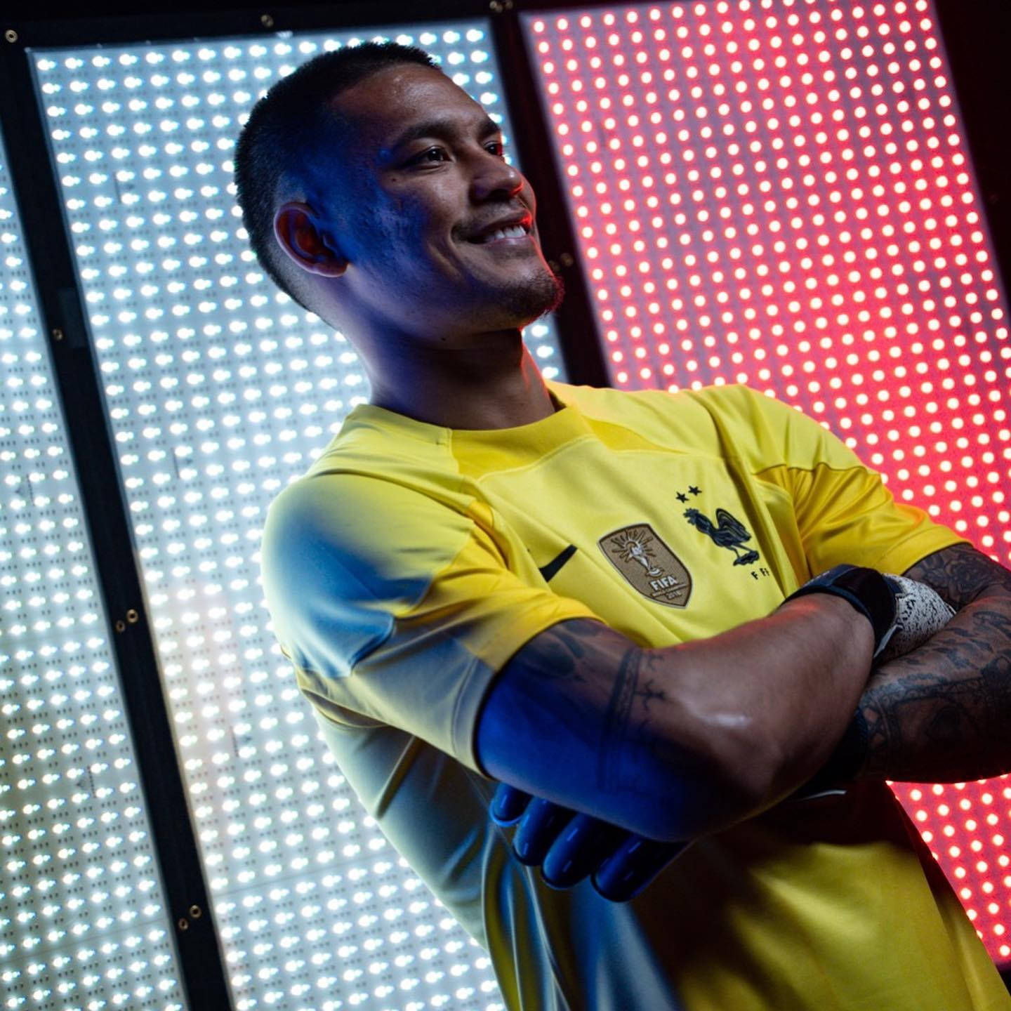 Alphonse Areola con los brazos cruzados Fondos de pantalla