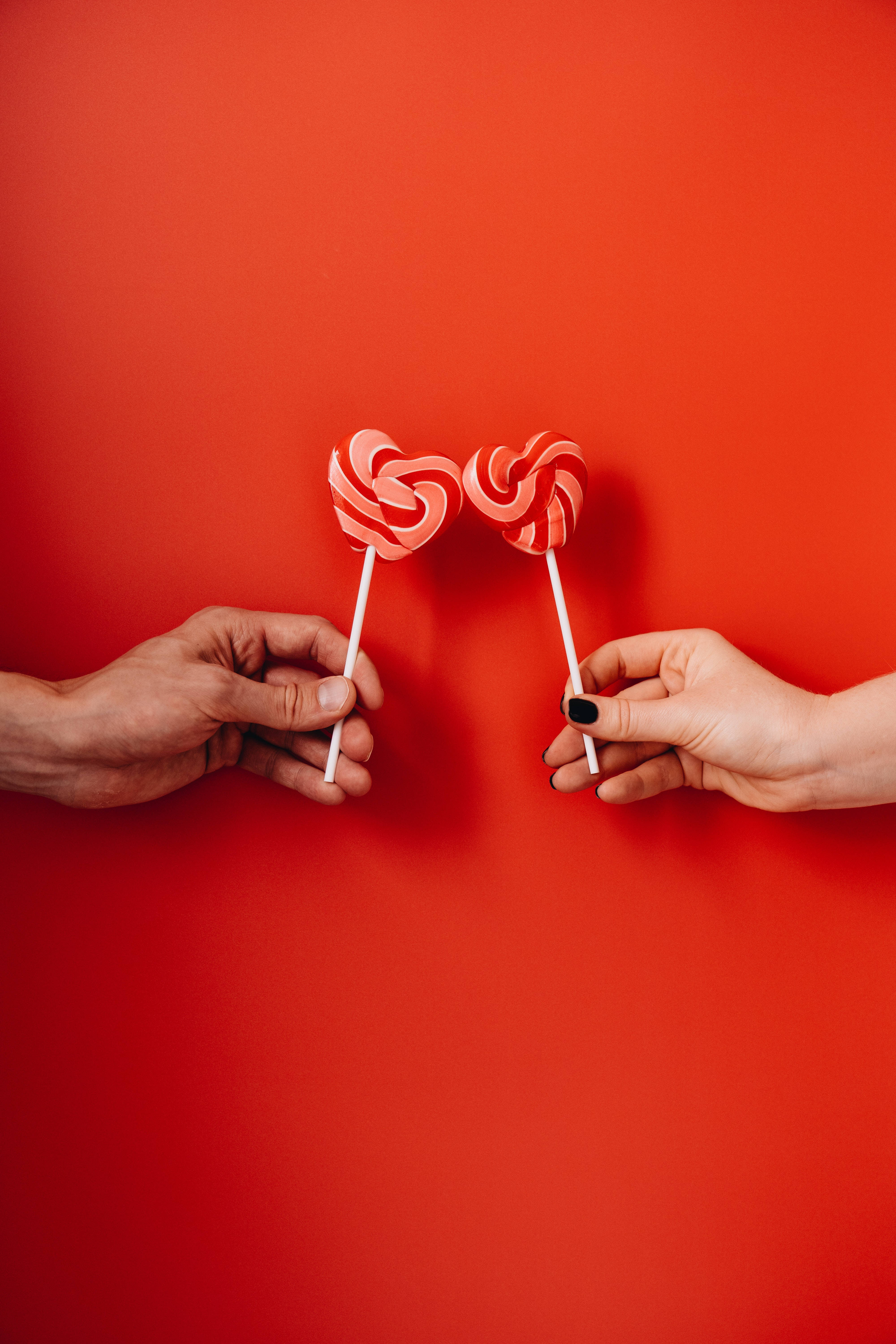 Amantes con piruletas en forma de corazón Fondos de pantalla
