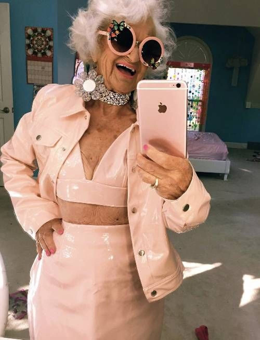 Anciana con atuendo millennial Fondos de pantalla