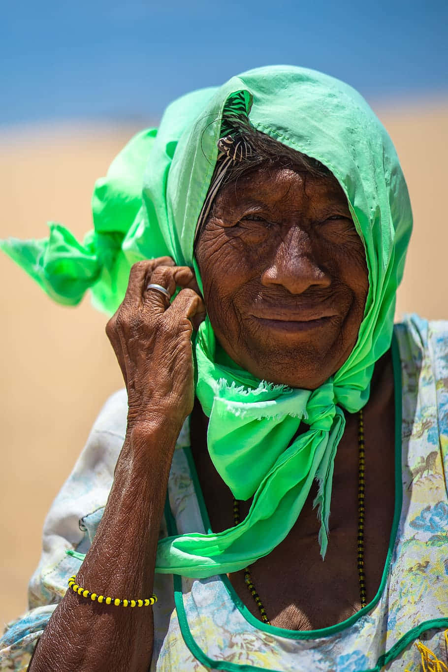 Anciana con bufanda verde neón Fondos de pantalla