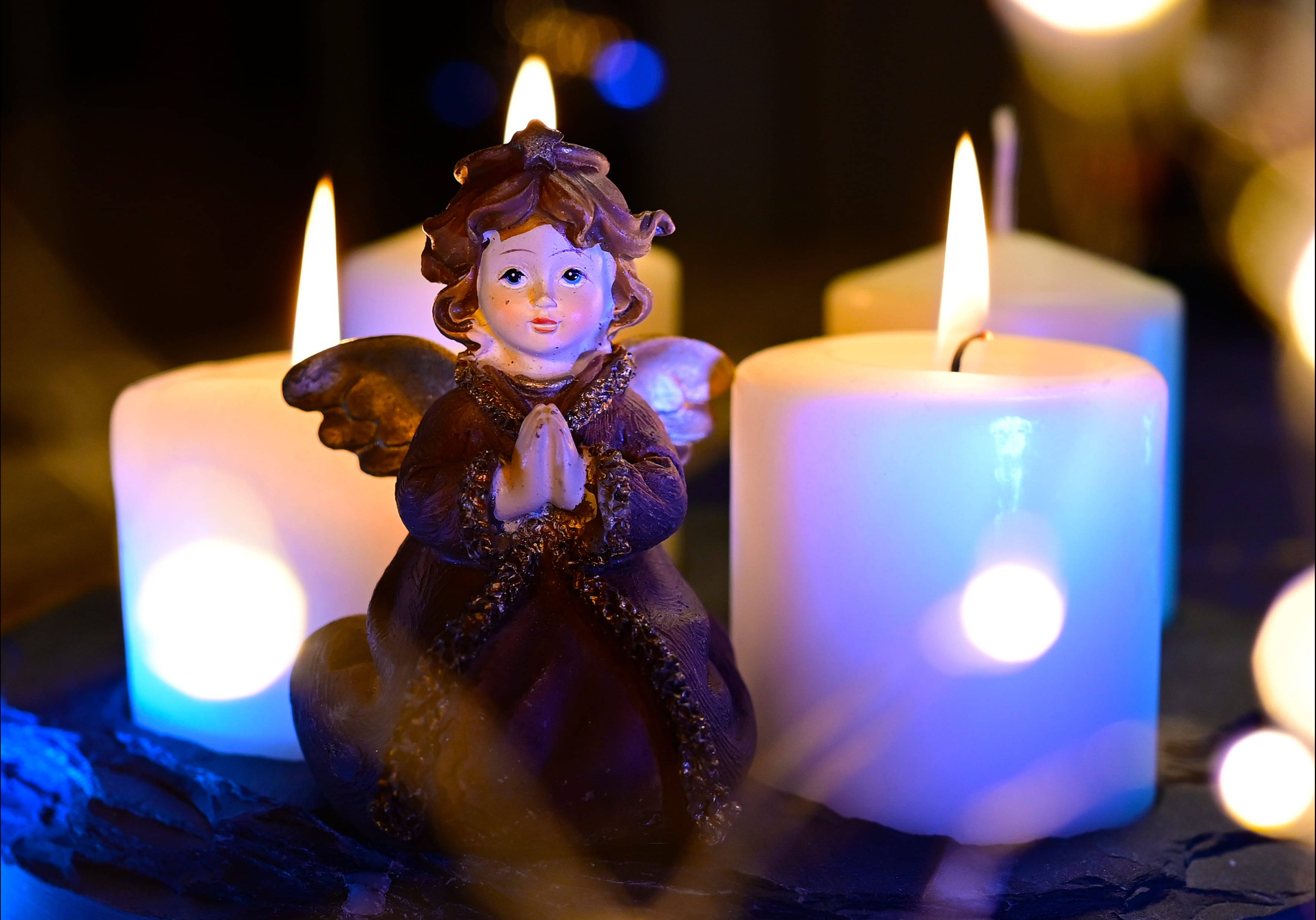 Ángel Navideño y Velas Blancas Fondos de pantalla