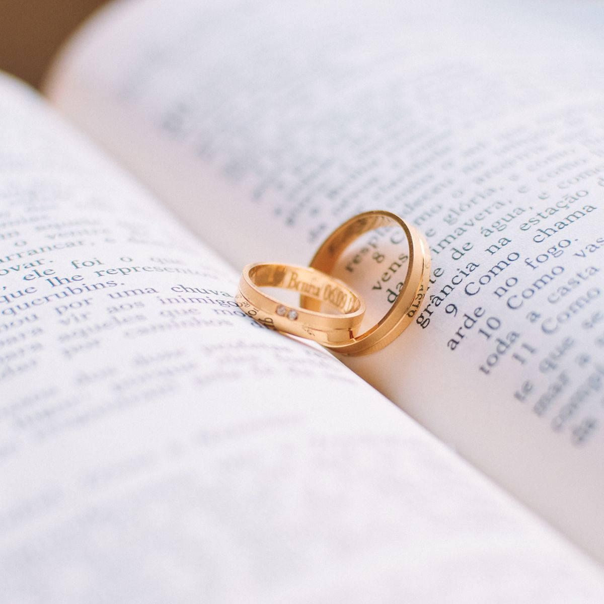 Anillos de boda de oro sobre un libro Fondos de pantalla