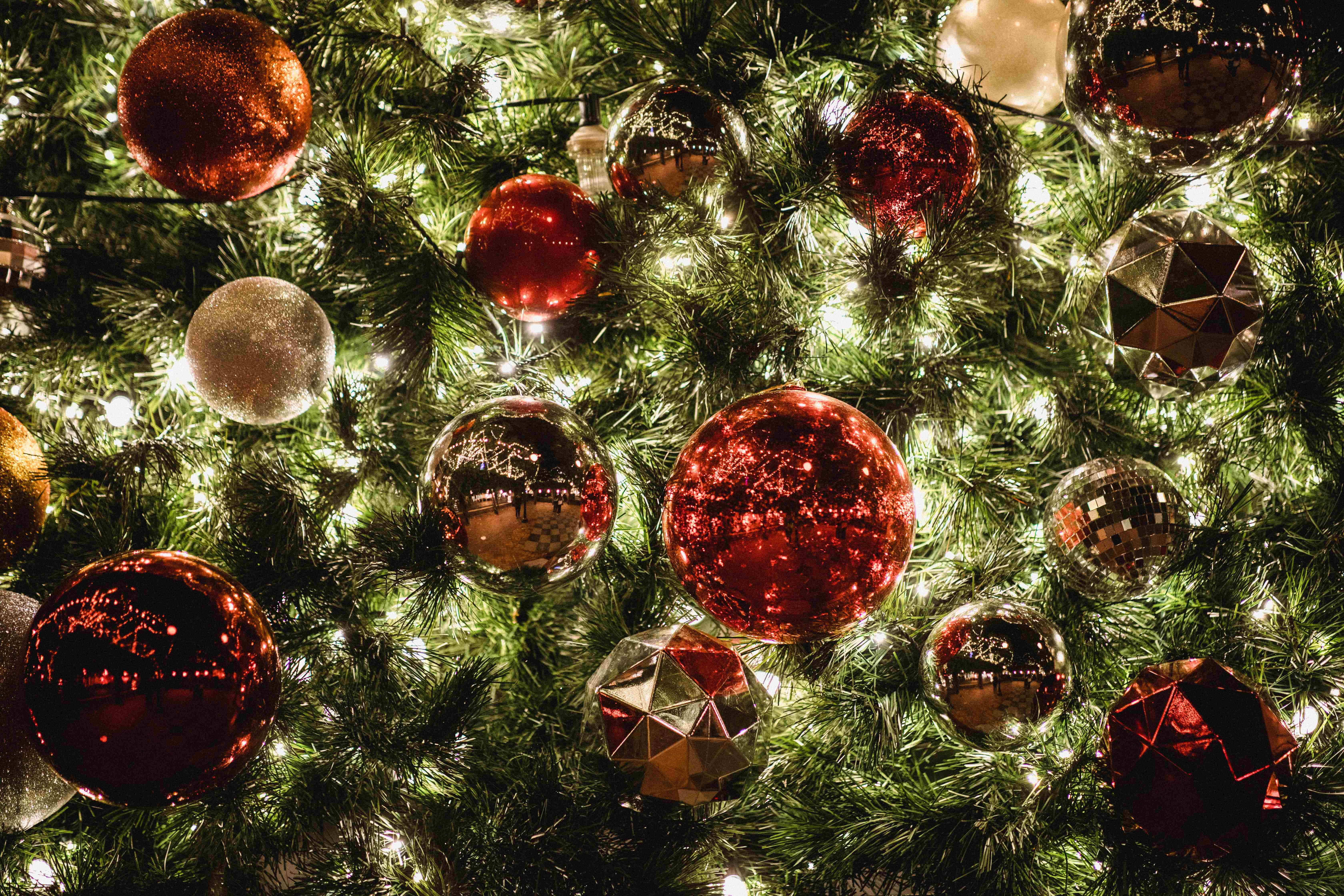 Árbol Adornado en Primer Plano para Fondo Navideño Fondos de pantalla