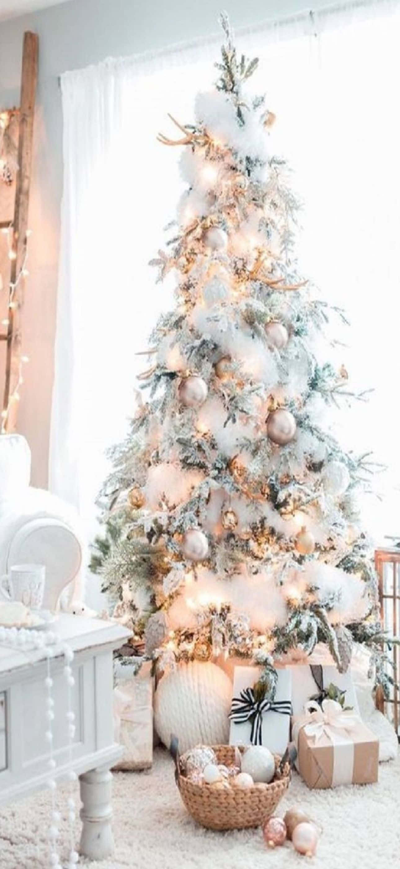 árbol de Navidad blanco con decoraciones blancas en una sala de estar Fondos de pantalla