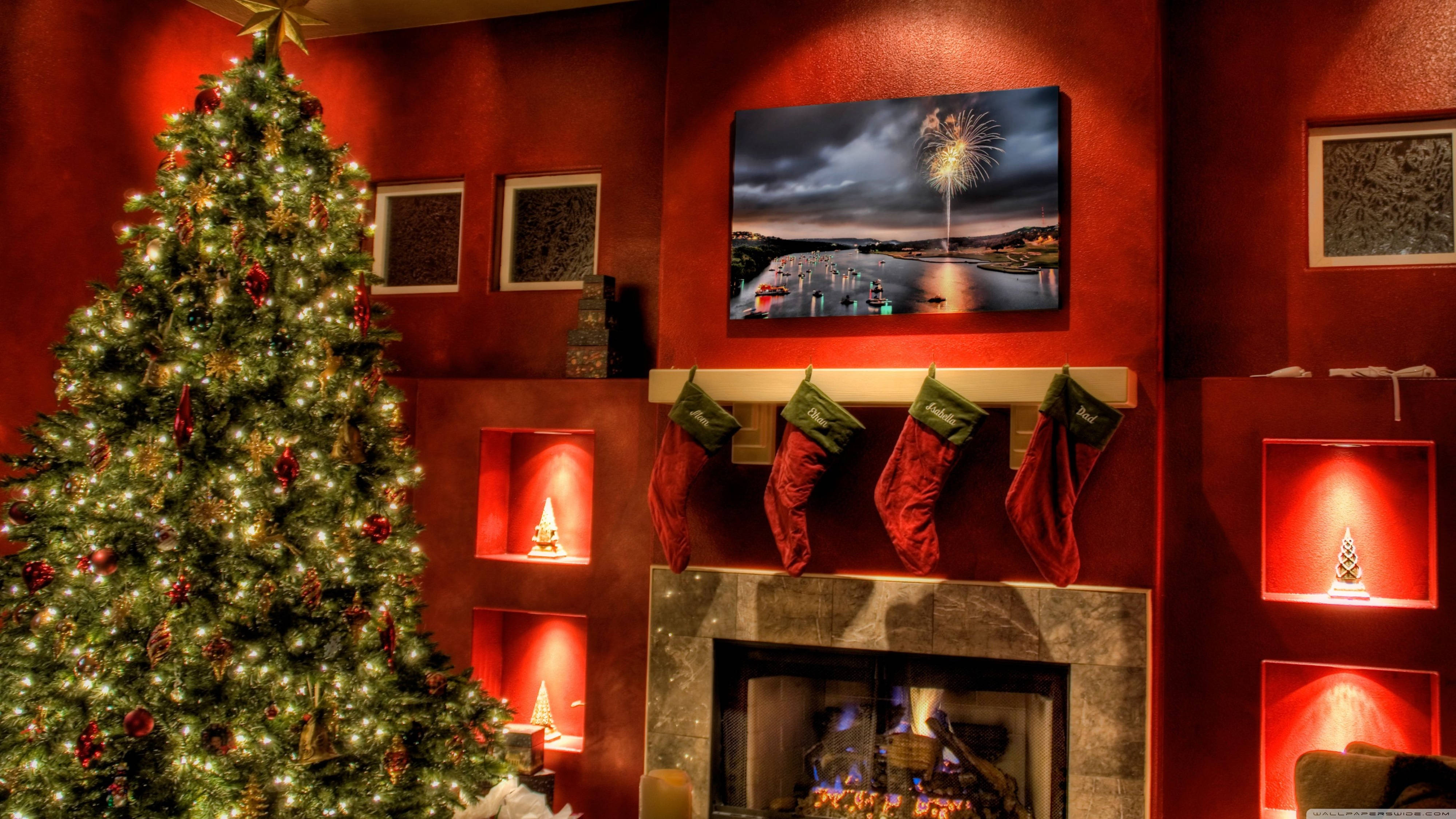 Árbol de Navidad 4K Ultra HD junto a la chimenea Fondos de pantalla