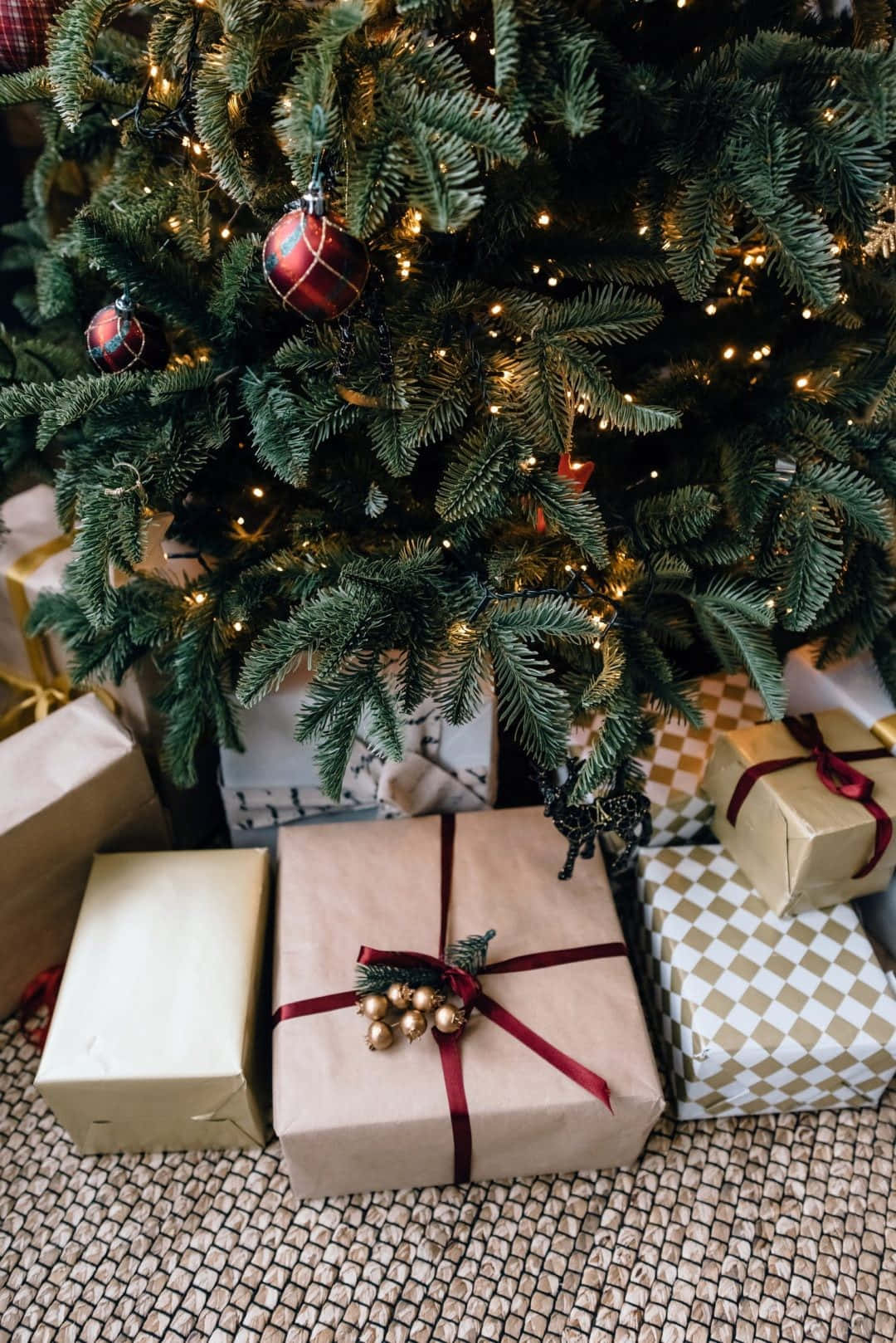 Árbol de Navidad estético con regalos para iPhone Fondos de pantalla