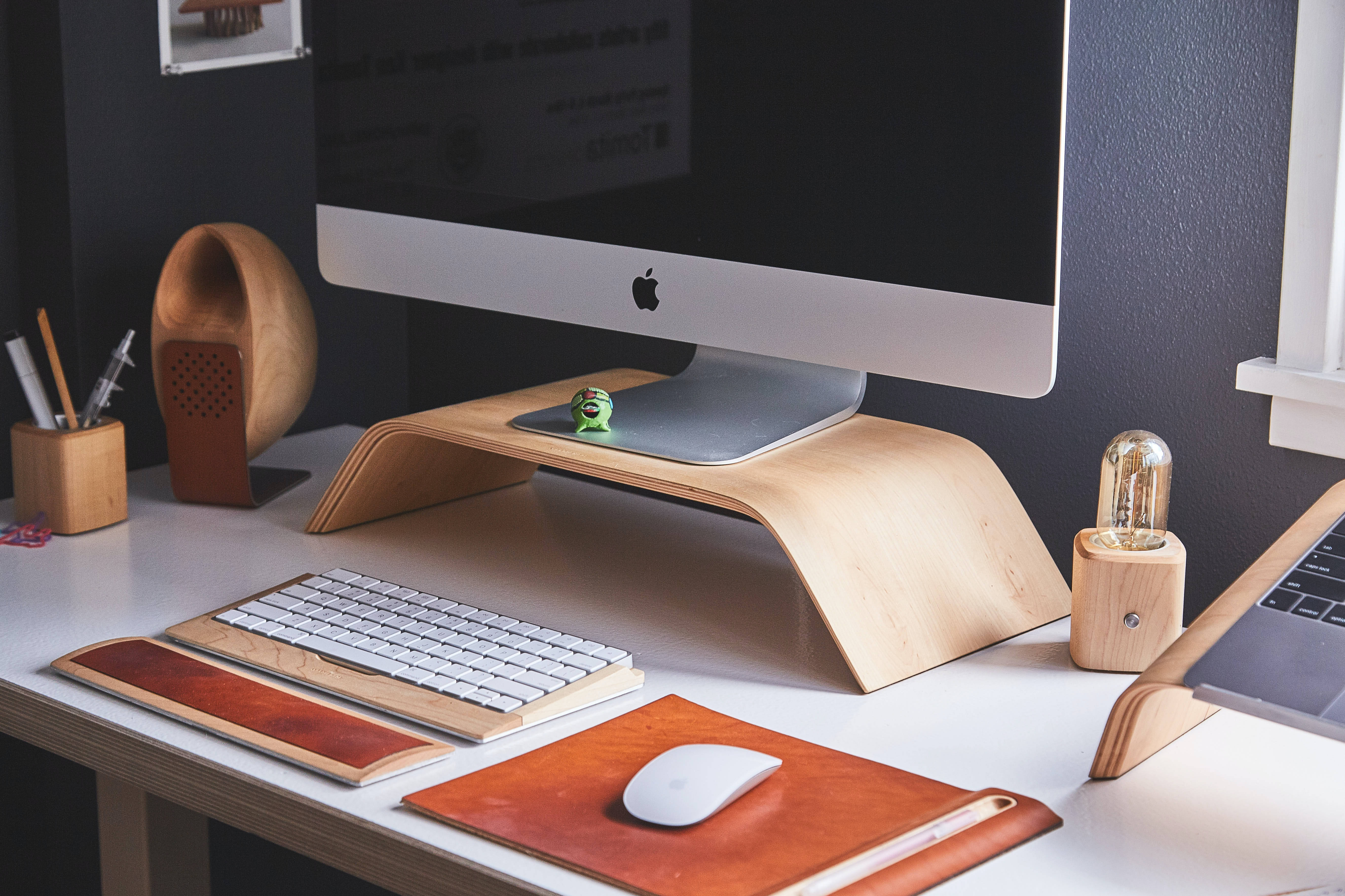 Armonía Estética - Setup Mac con Acento de Café Fondos de pantalla