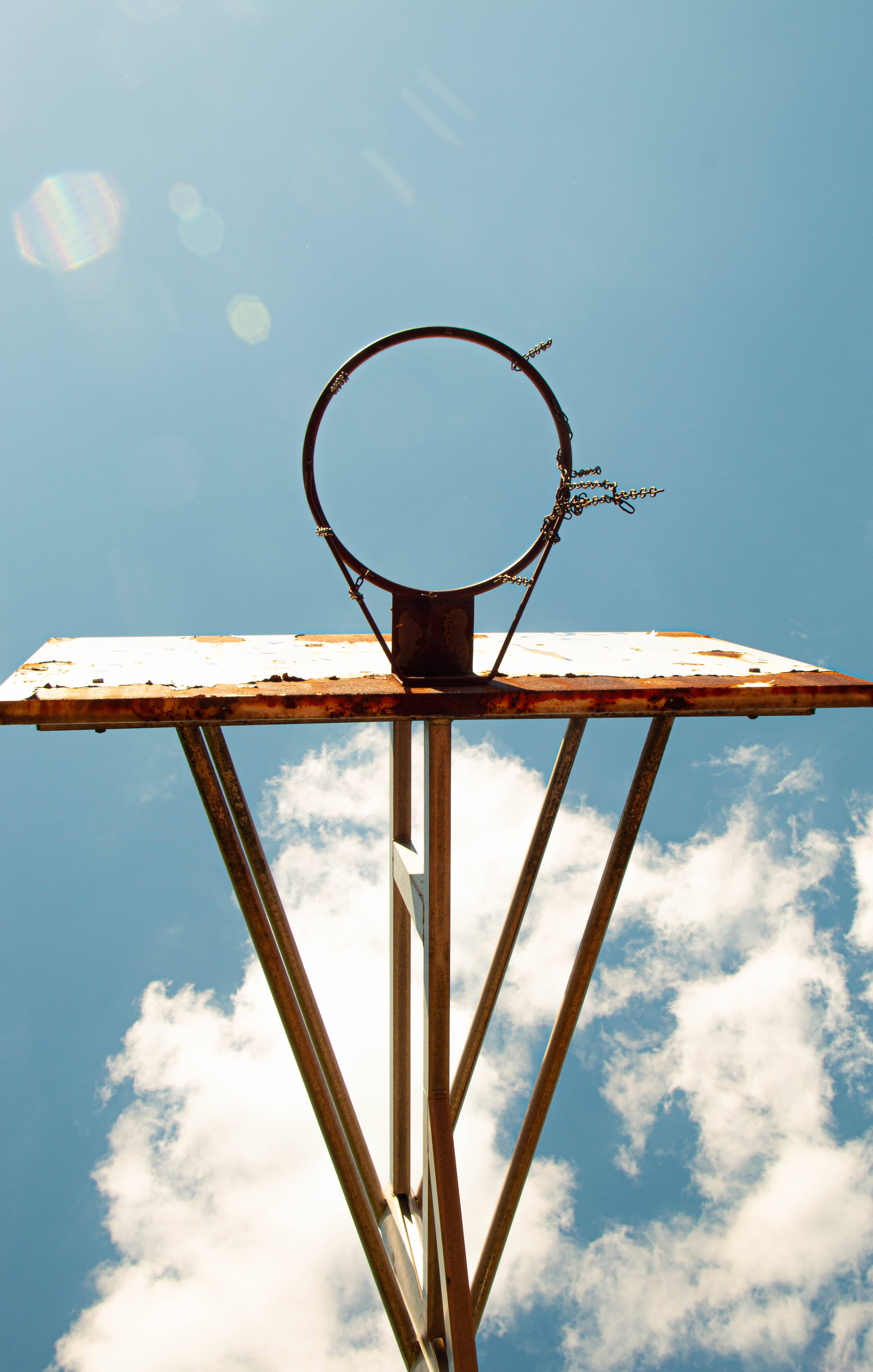 Aro de Baloncesto Oxidado en el Cielo Fondos de pantalla