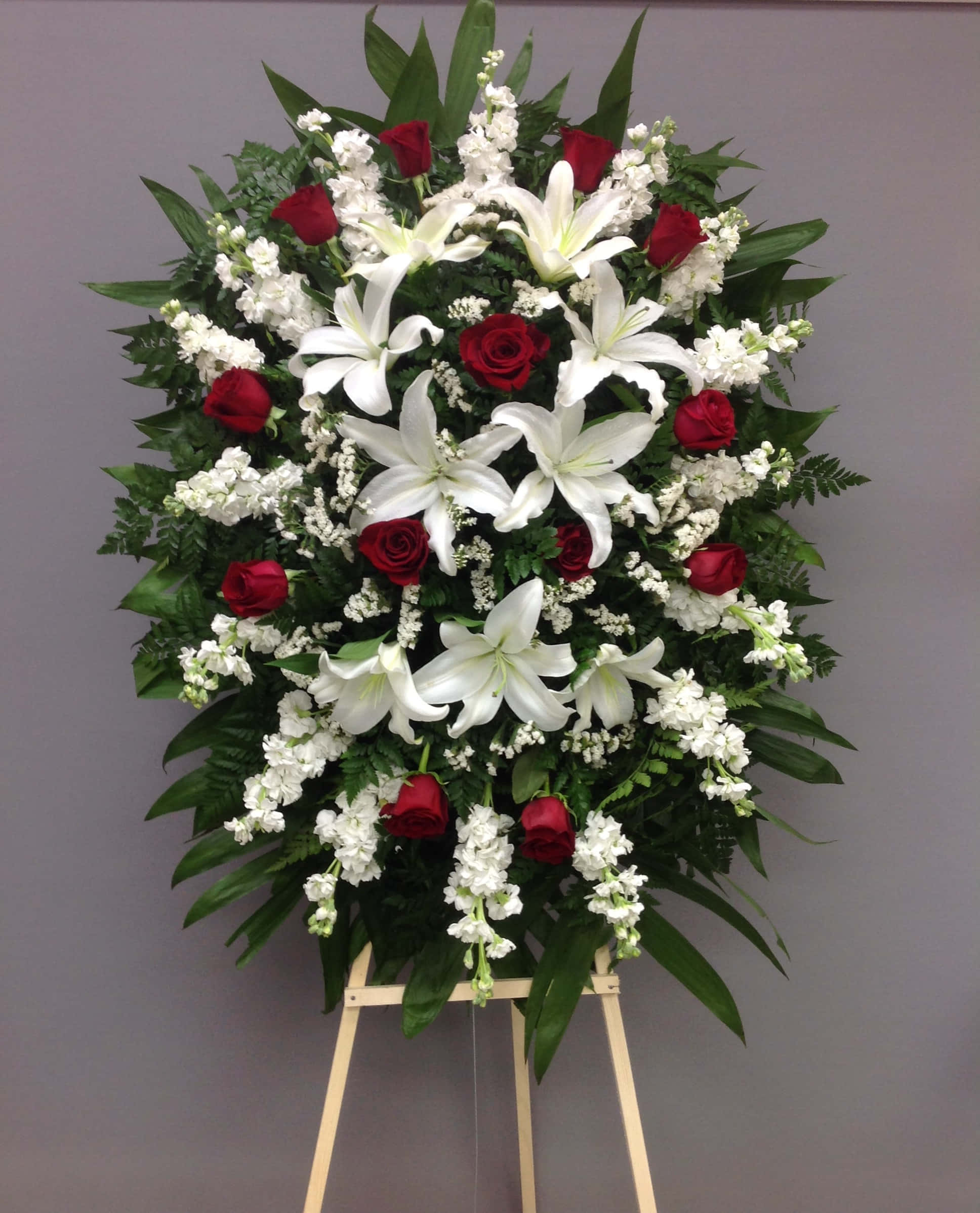 Arreglo floral fúnebre en homenaje a la memoria de un ser querido. Fondos de pantalla