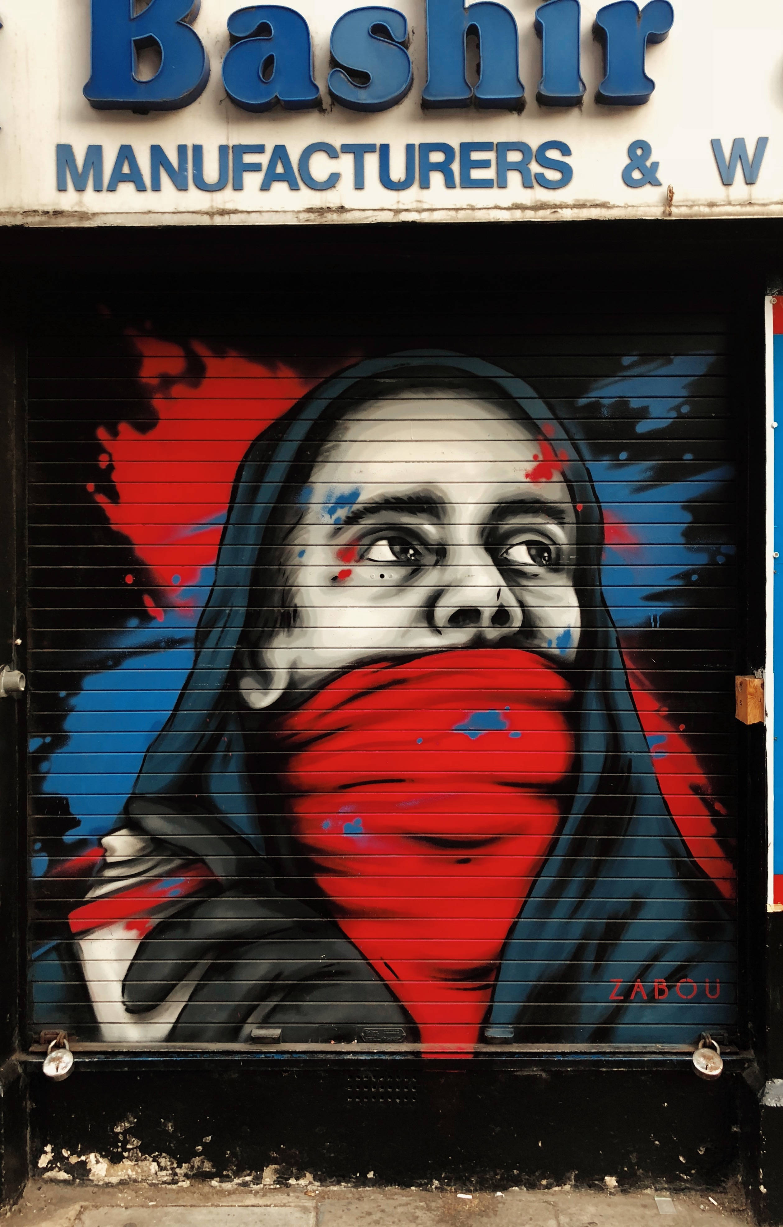 Arte callejero de hombre con sudadera y máscara Fondos de pantalla