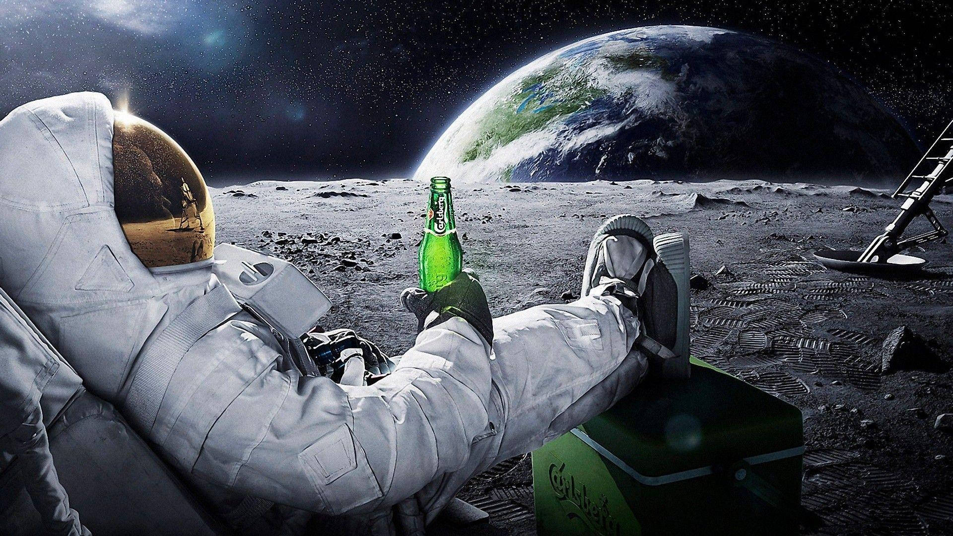 Astronauta bebiendo el escritorio más genial Fondos de pantalla