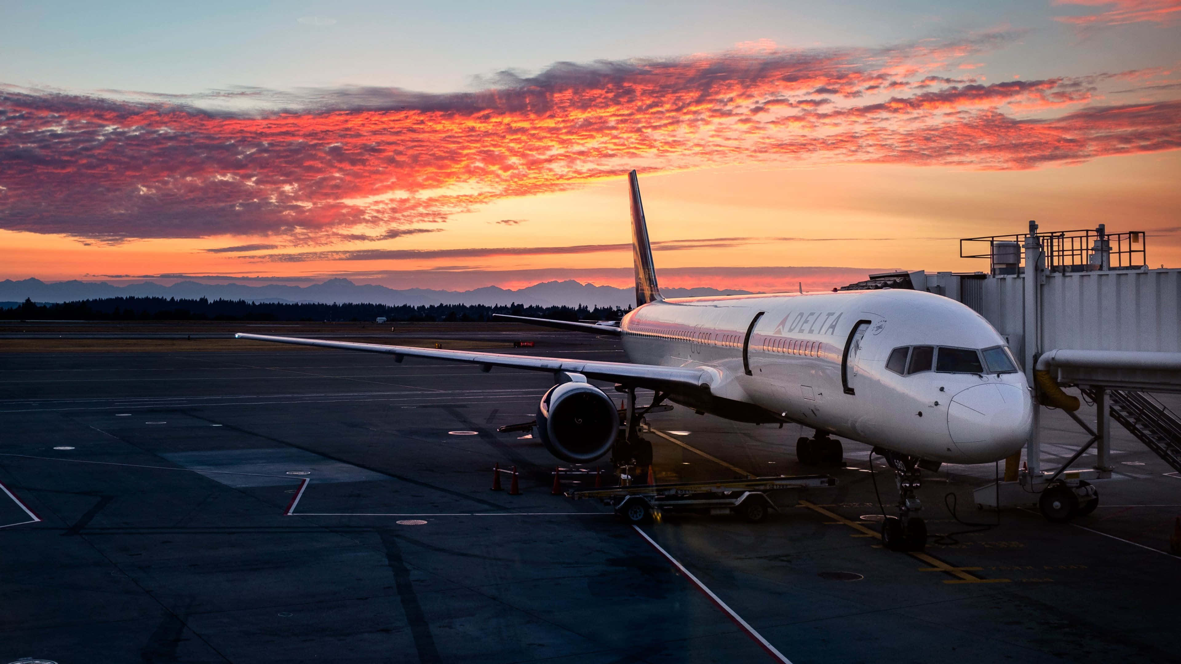 Atardecer con avión de pasajeros 4K Fondos de pantalla