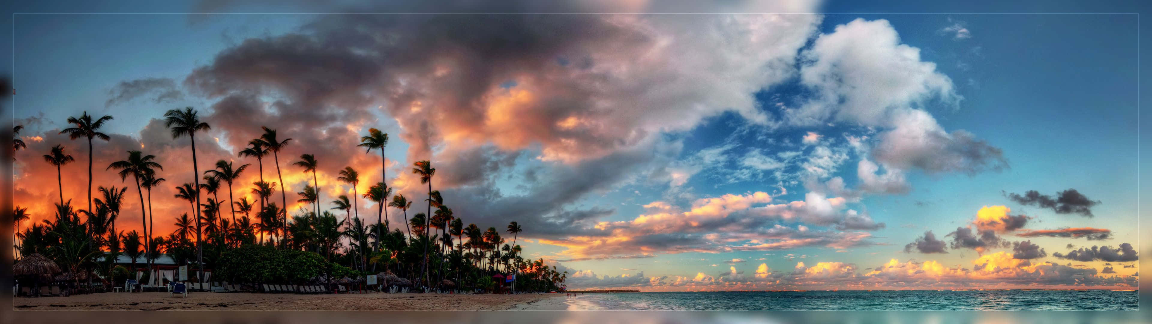 Atardecer con palmeras y nubes en la playa Fondos de pantalla