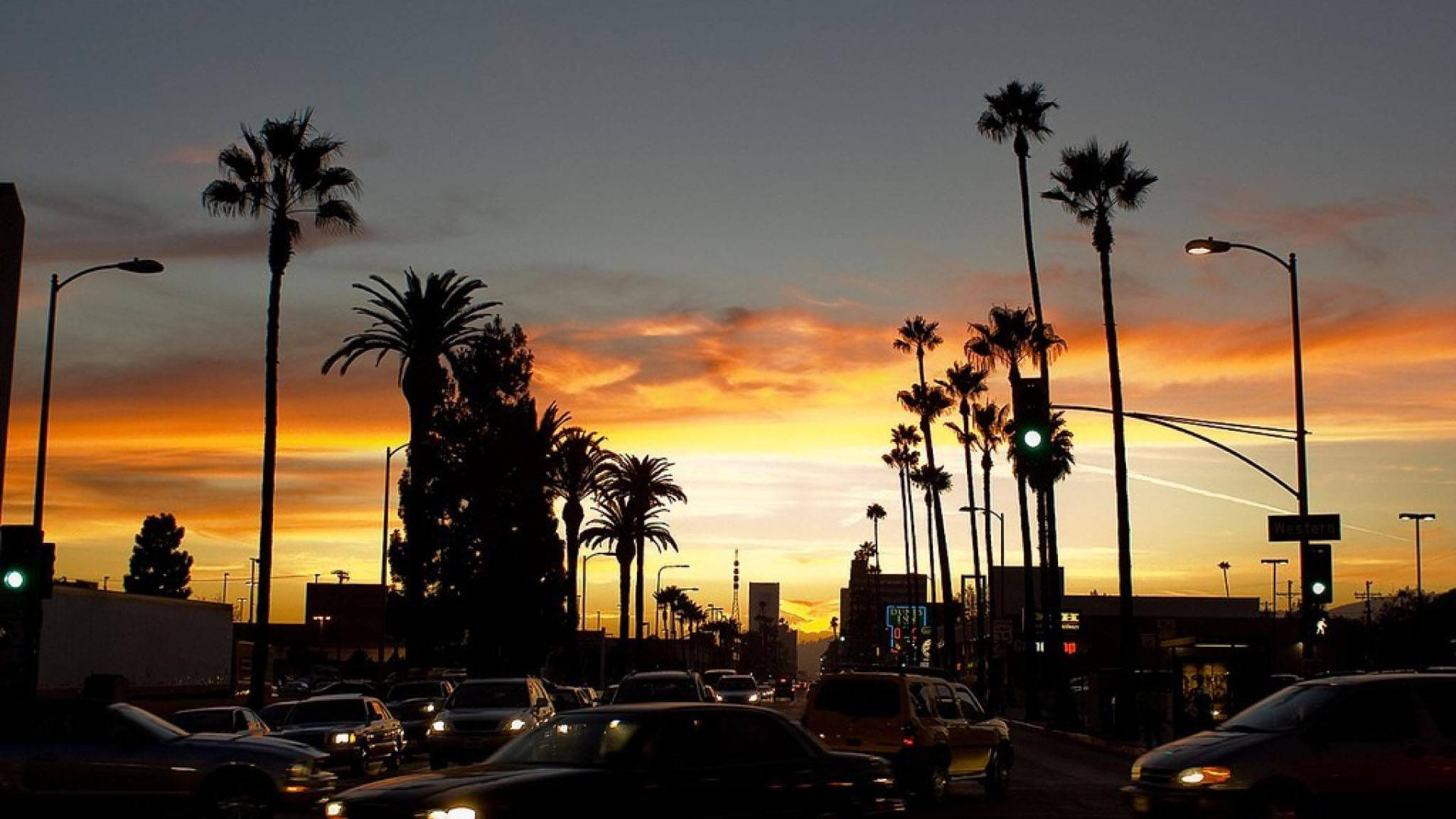 Atardecer majestuoso de Los Ángeles sobre la icónica avenida Fondos de pantalla