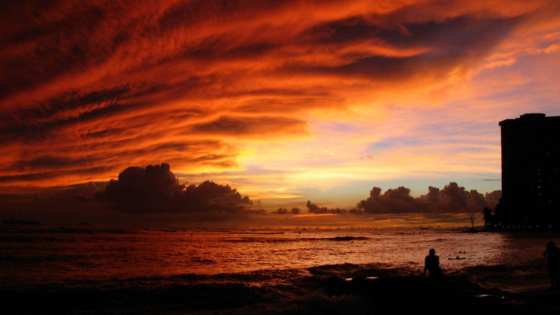 Atardecer Oceánico Escénico con Nubes Rojas Fondos de pantalla