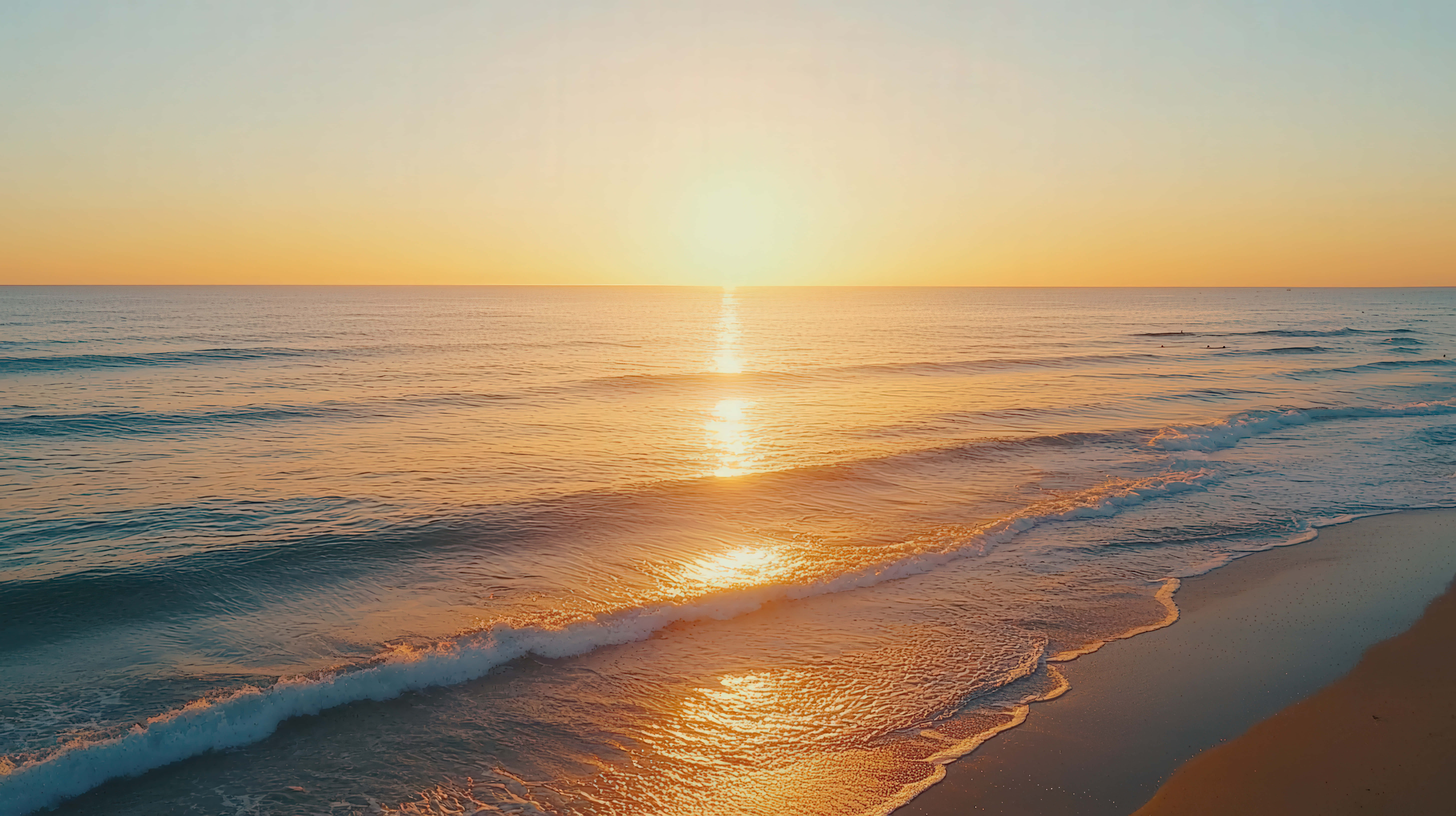 Atardecer Oceánico Impresionante con Reflejos Dorados en Olas Suaves y un Horizonte de Playa Serena Fondos de pantalla