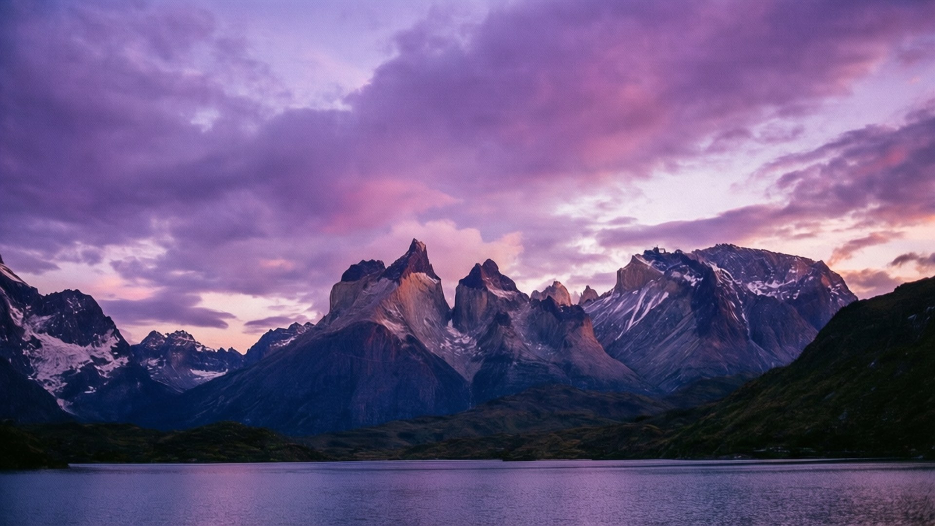 Atardecer púrpura en las montañas Fondos de pantalla