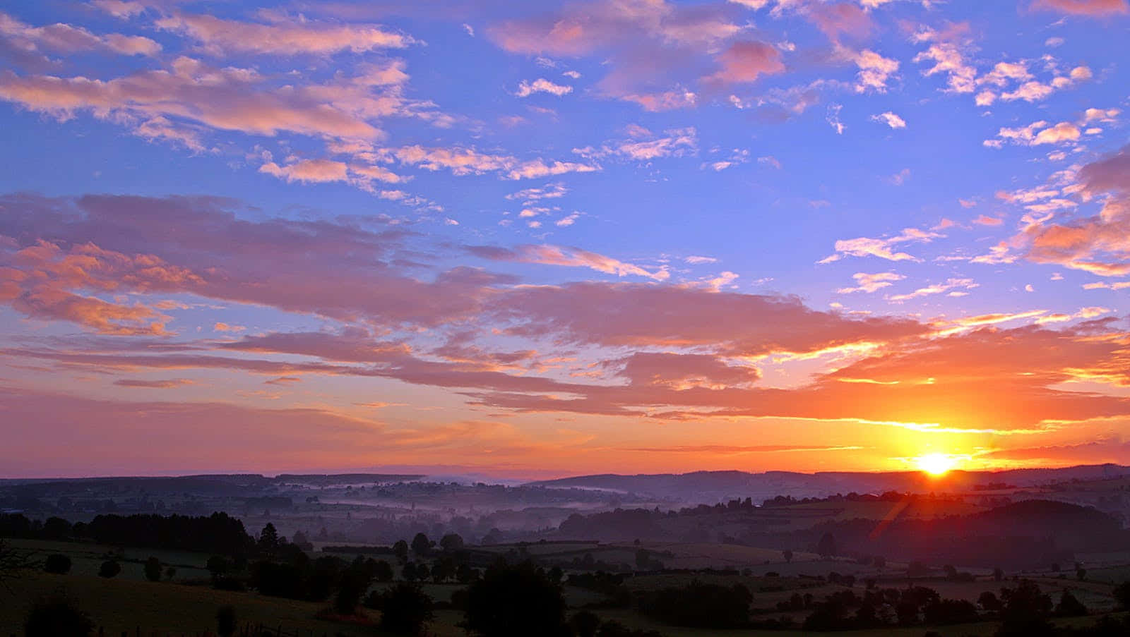 Atardecer Rural Nublado y Encantador Fondos de pantalla