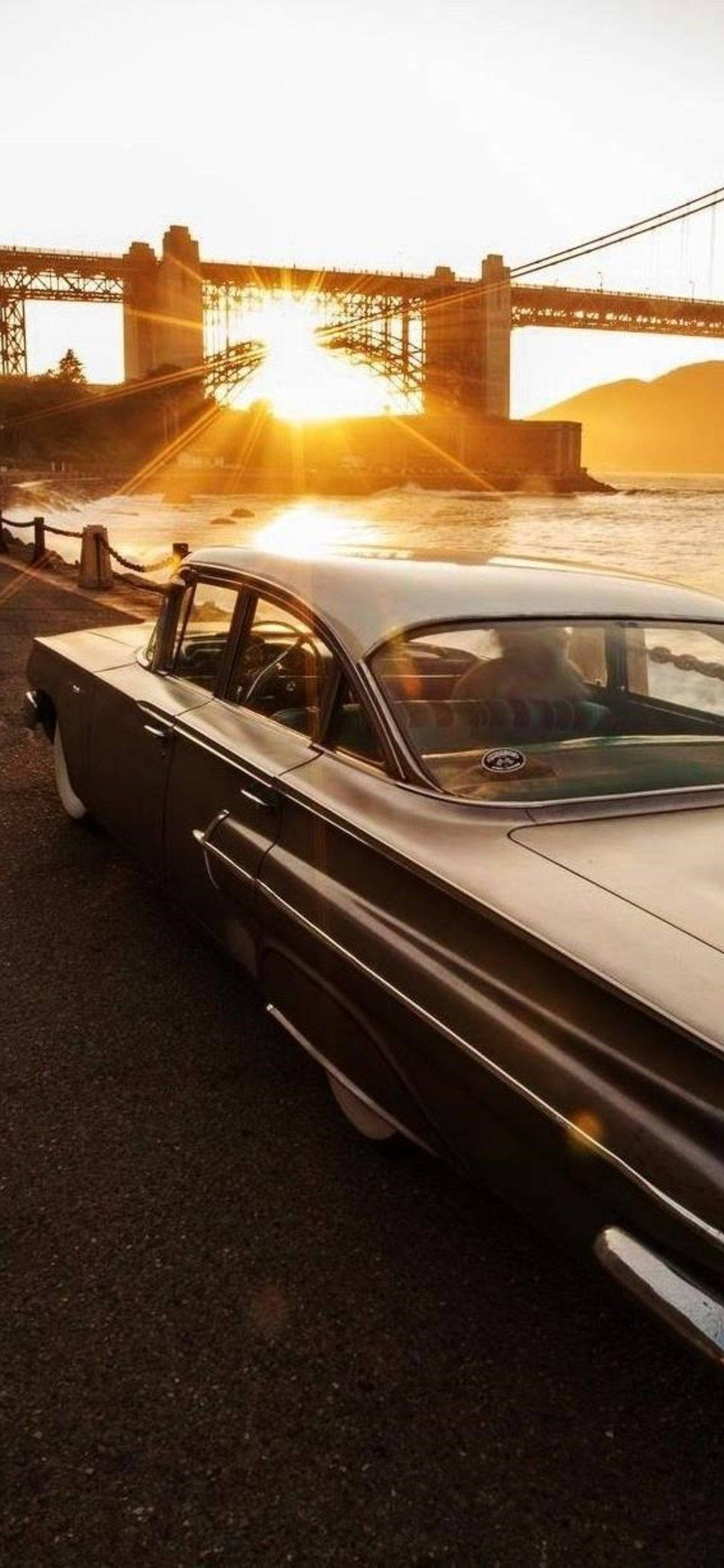 Atardecer Vertical con Cadillac Vintage Fondos de pantalla