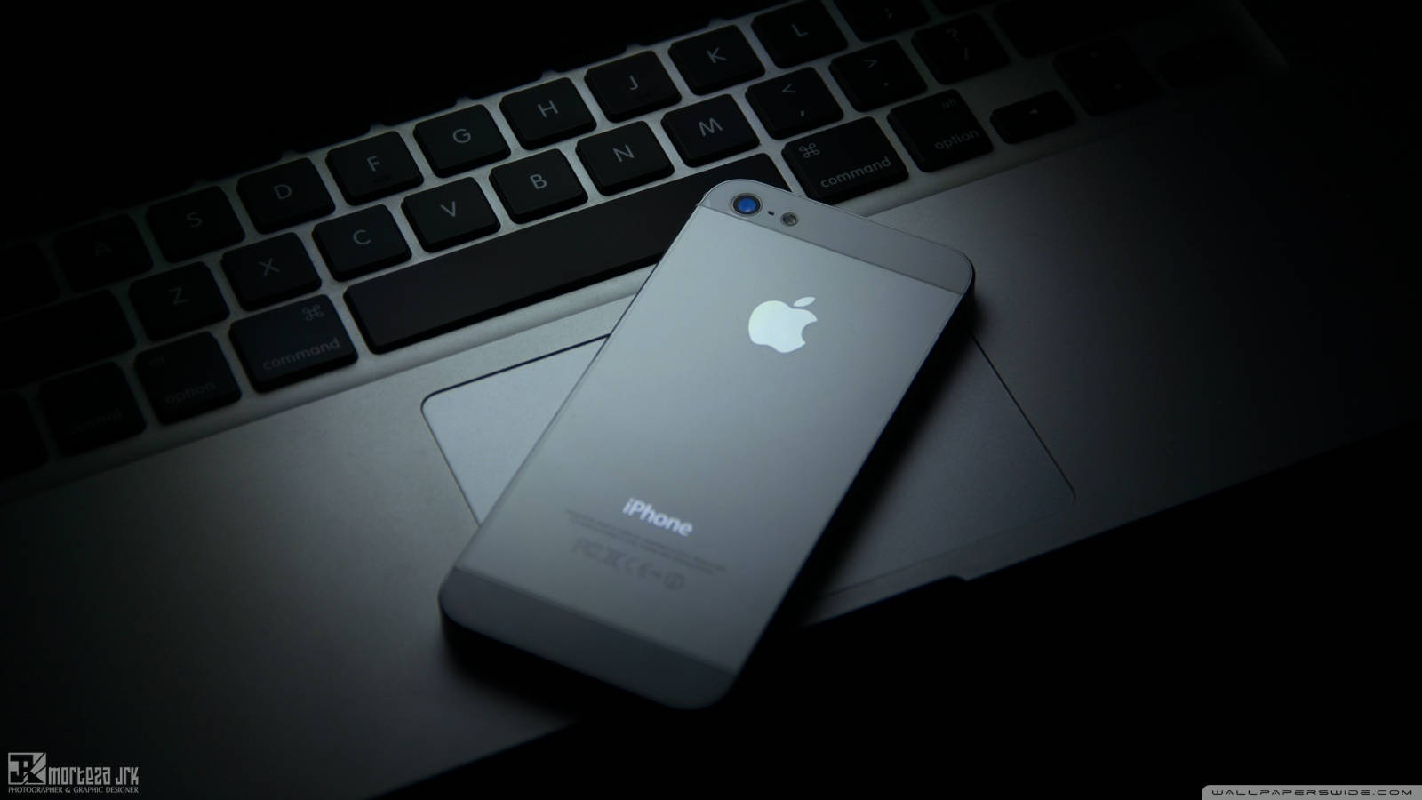 Atractivo Apple iPhone sobre una mesa de madera