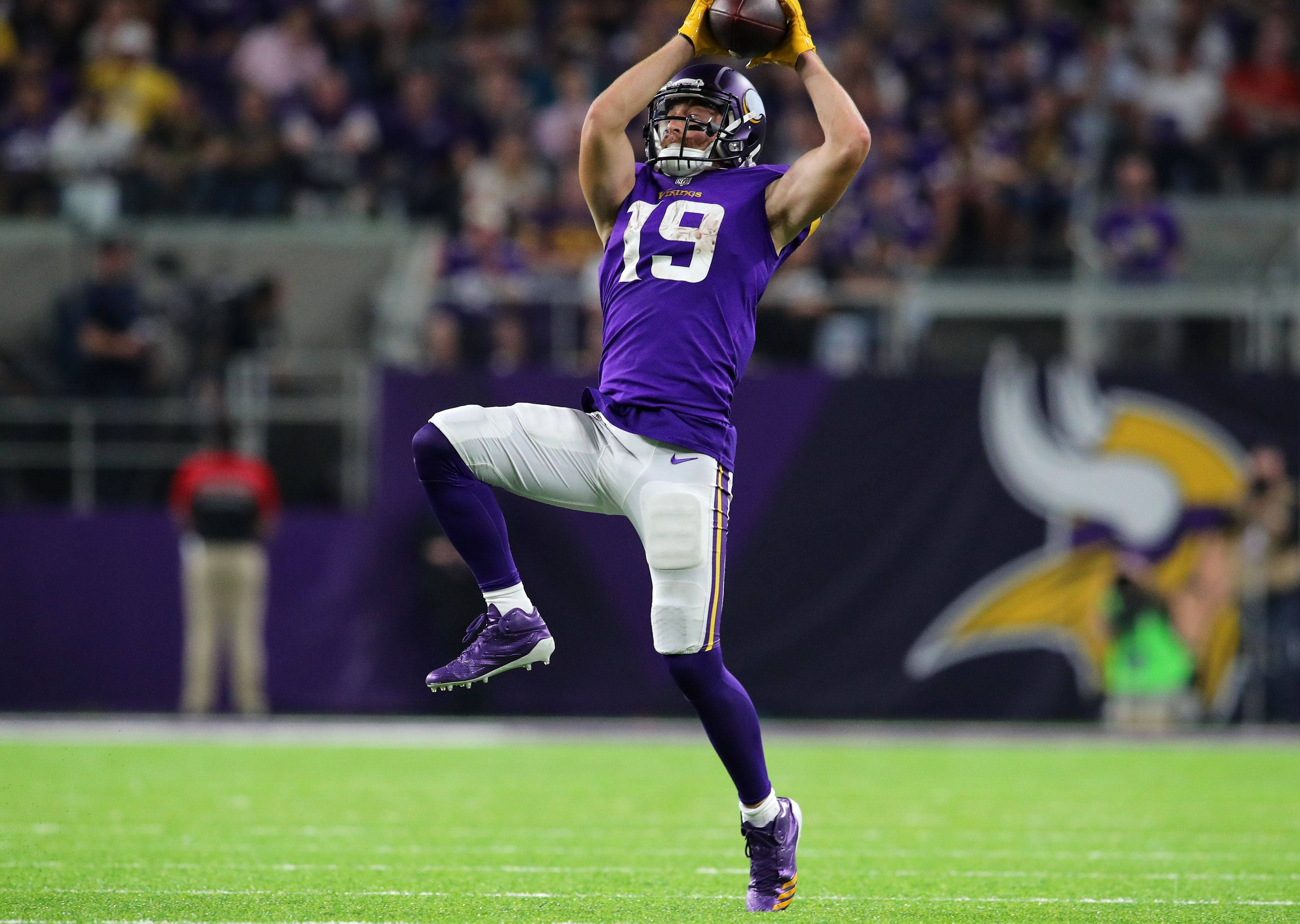 Atrapada de fútbol de Adam Thielen Fondos de pantalla