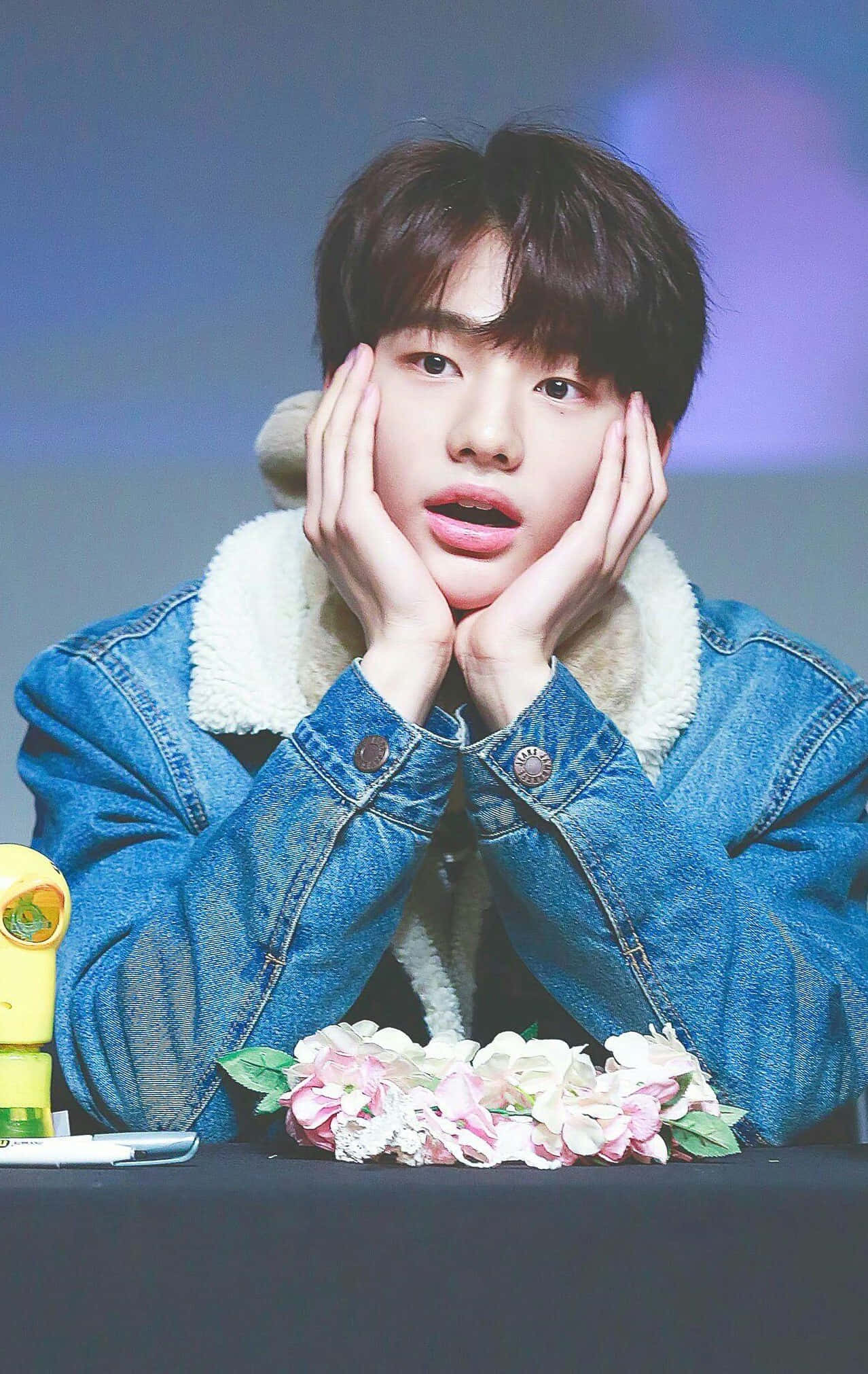Atuendo de mezclilla del cantante surcoreano Hyunjin Fondos de pantalla
