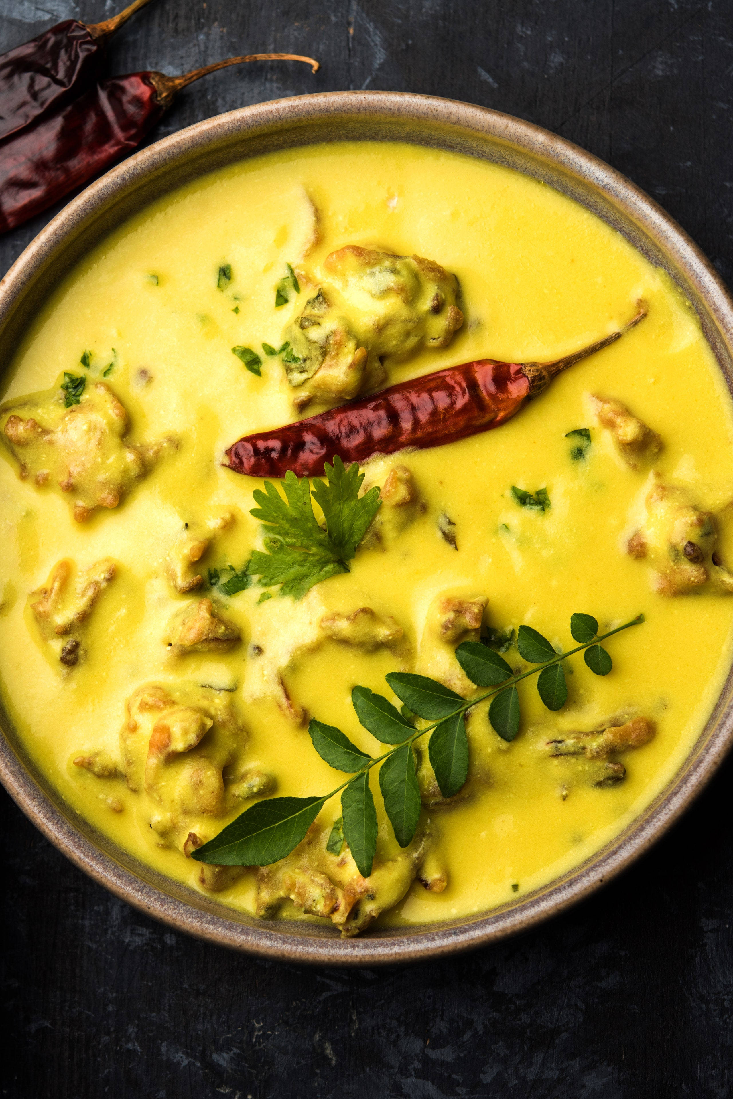 Authentic Yellow Curry with Fenugreek Leaves and Chili Fondos de pantalla